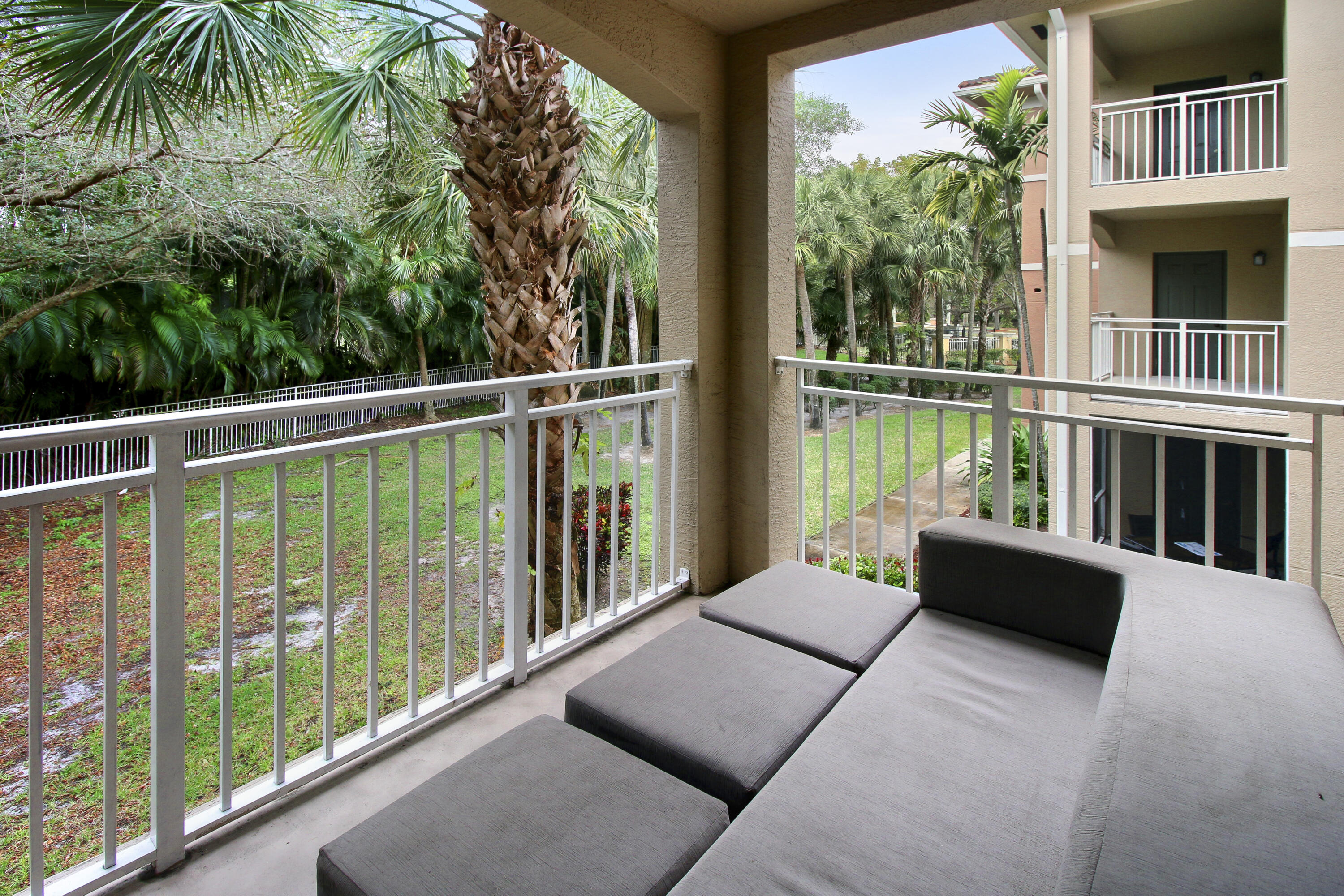 6556 Emerald Dunes Drive 207, West Palm Beach Unit: 207