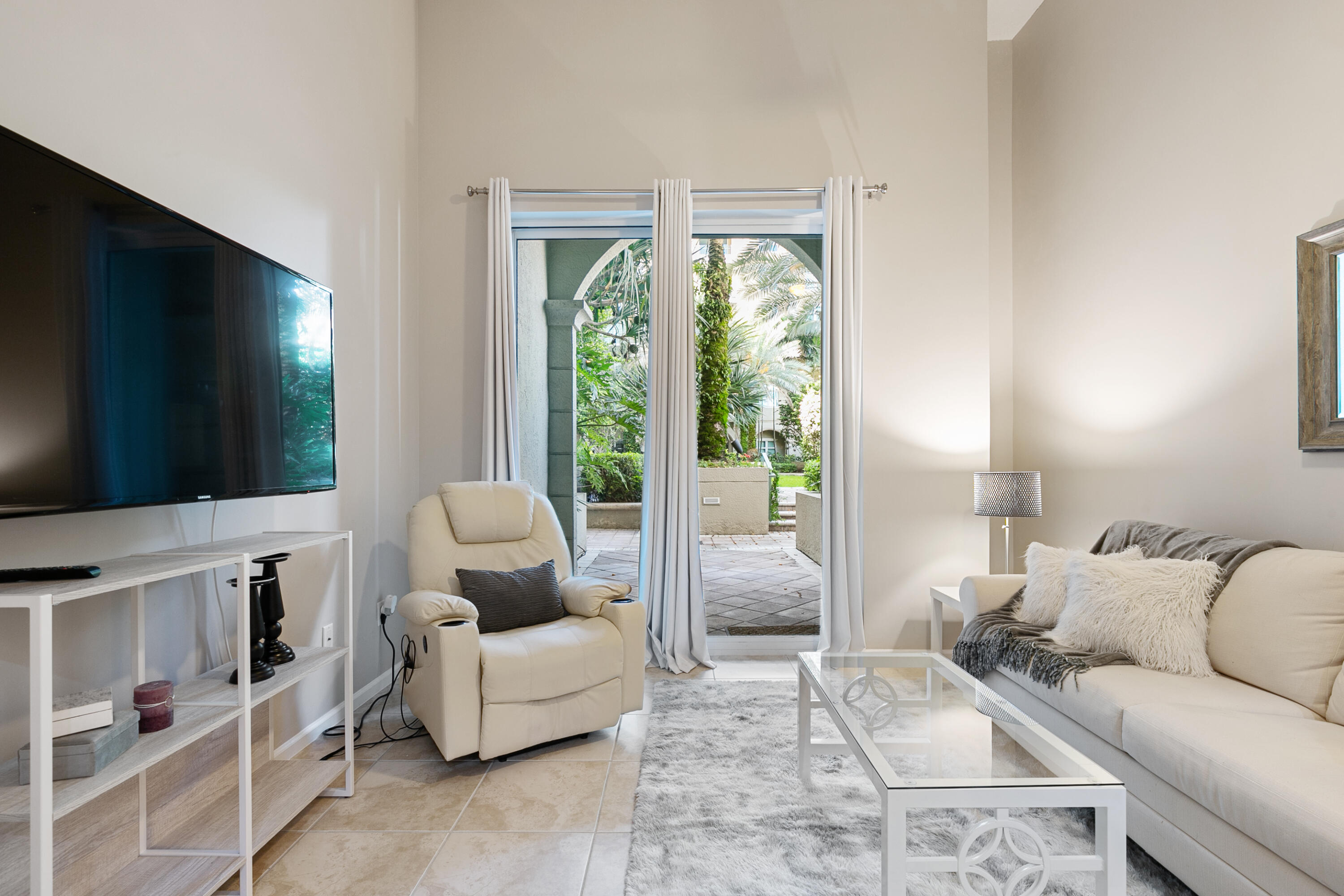 403 S Sapodilla Avenue 102