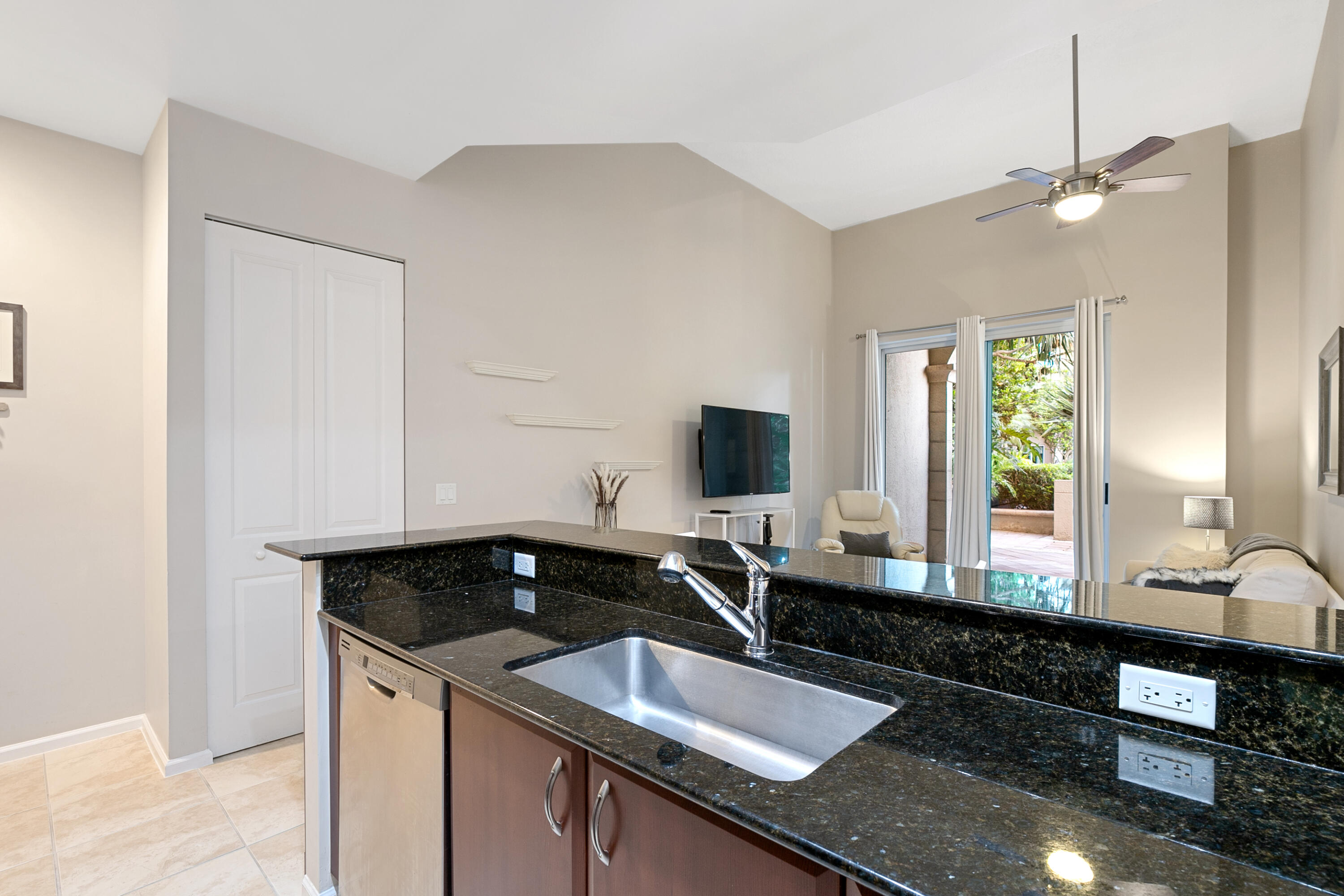 403 S Sapodilla Avenue 102