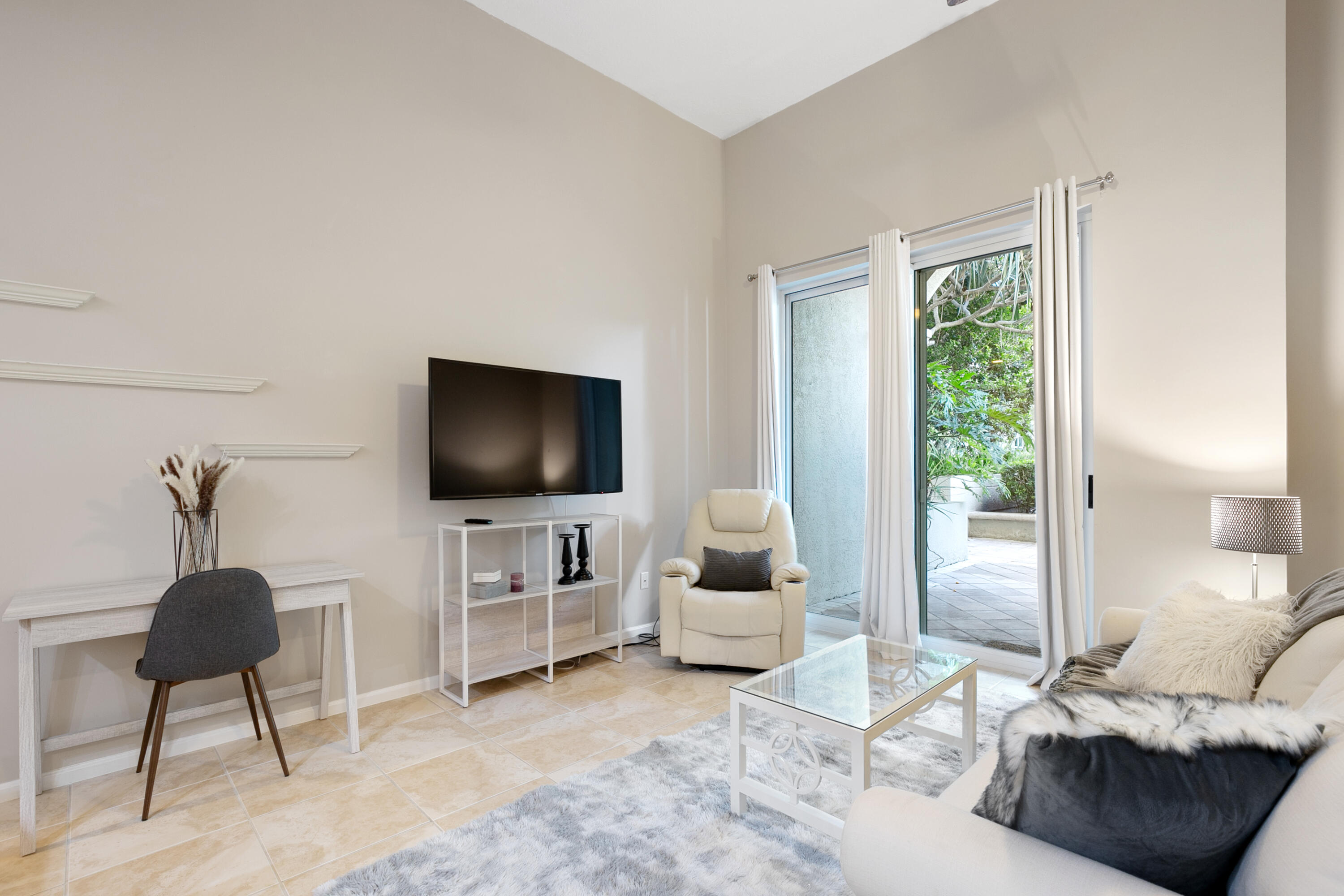 403 S Sapodilla Avenue 102