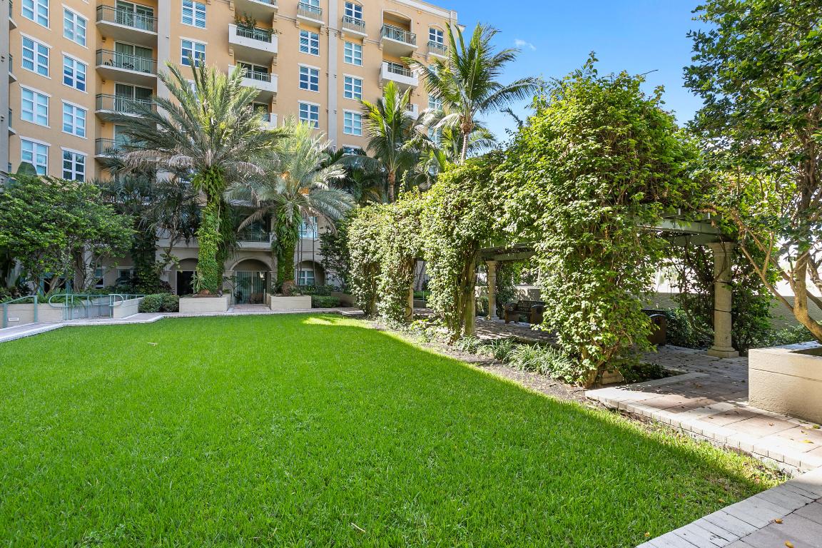 403 S Sapodilla Avenue 102