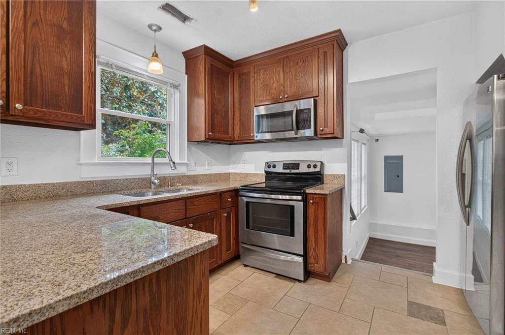 3820 Lenoir CIR