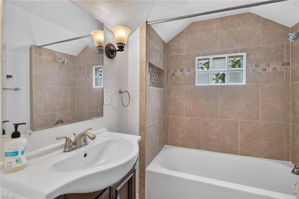 3820 Lenoir CIR