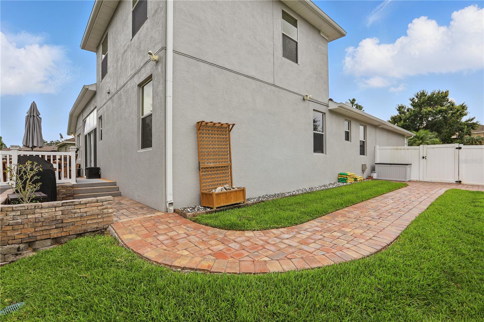 405 COURTLEA PARK DR