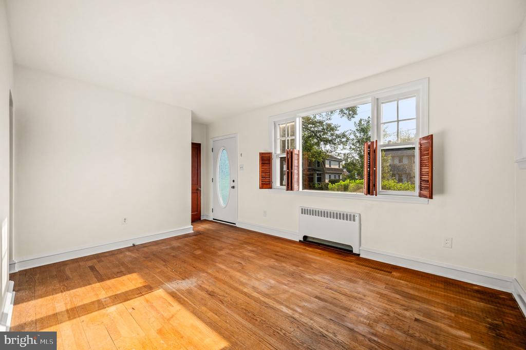 218 E ROLAND ROAD