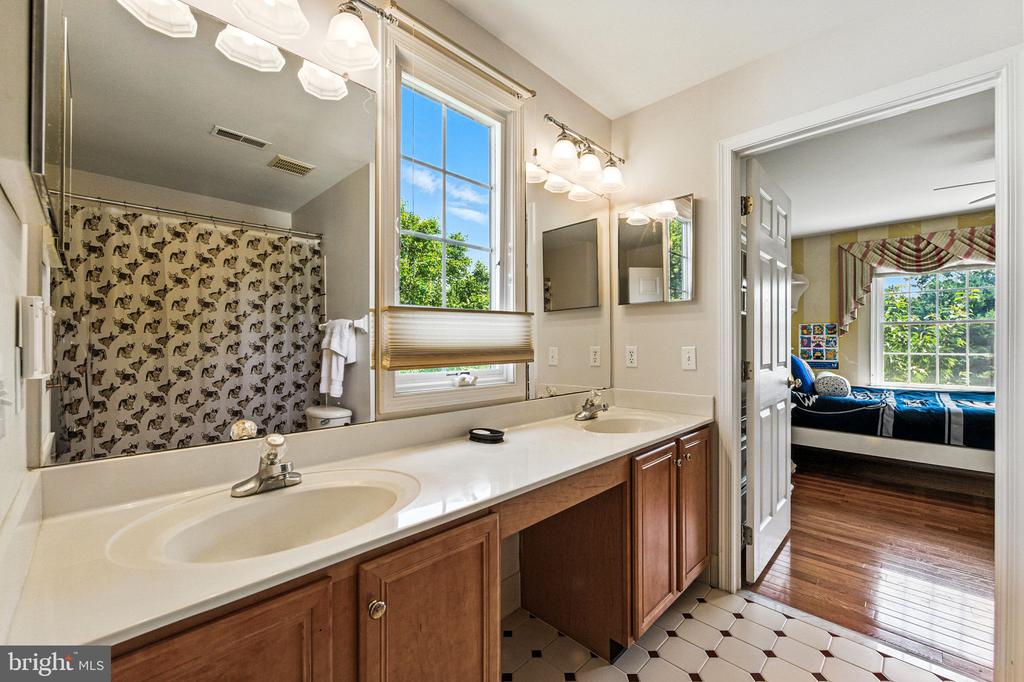 33 THOMAS SPEAKMAN DRIVE