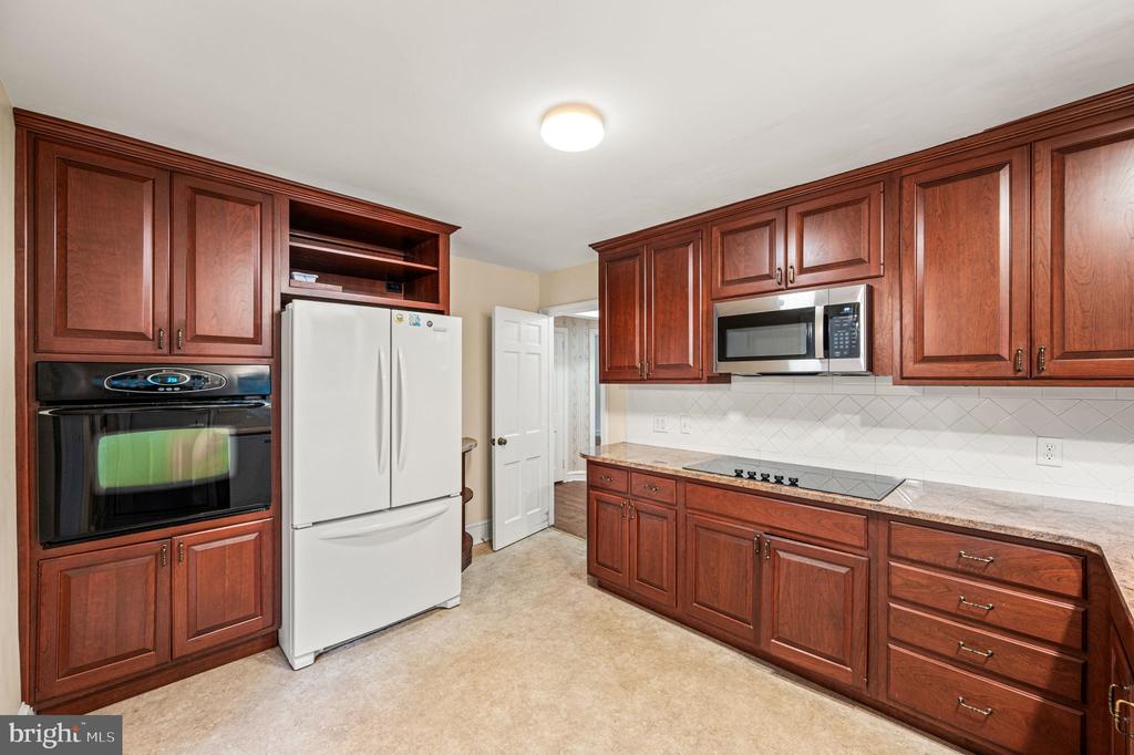 208 MARTROY LANE