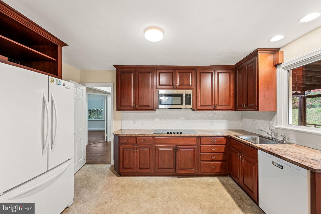 208 MARTROY LANE