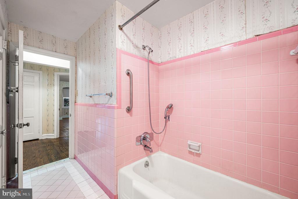 208 MARTROY LANE