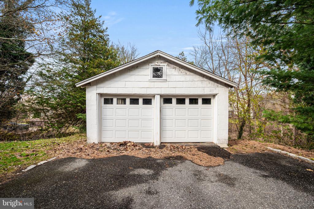 619 W BROOKHAVEN ROAD