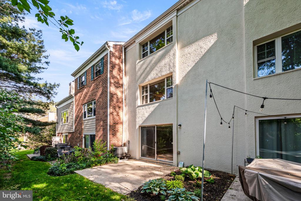 1160 PUTNAM BOULEVARD 71