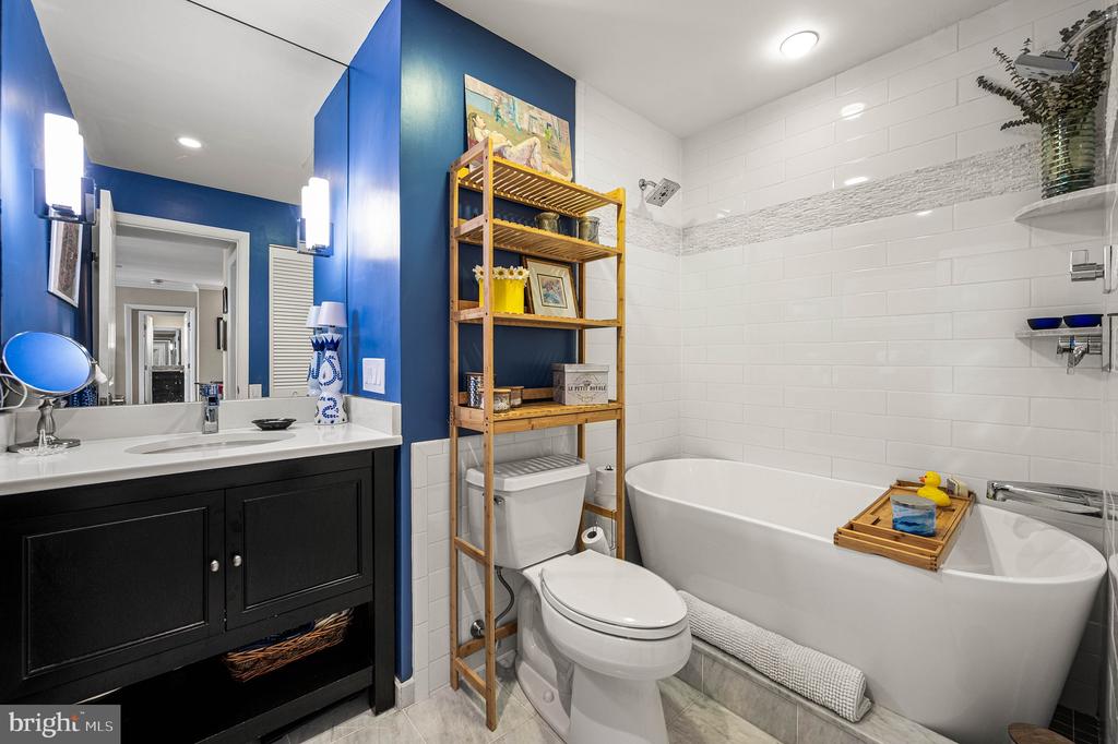 3 N COLUMBUS BOULEVARD Unit: MD317