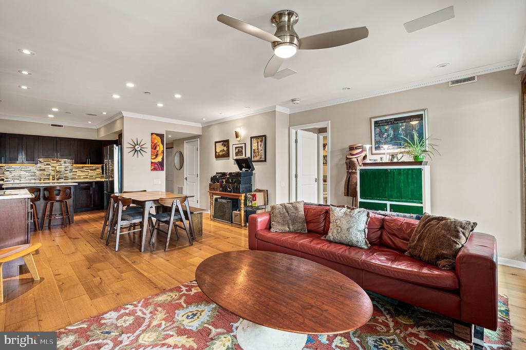 3 N COLUMBUS BOULEVARD Unit: MD317