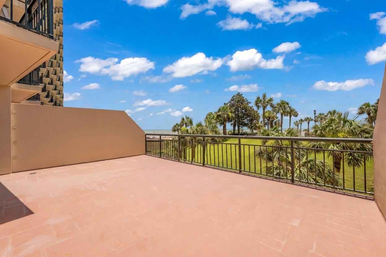 5220 Seawall Boulevard Unit: 332/333