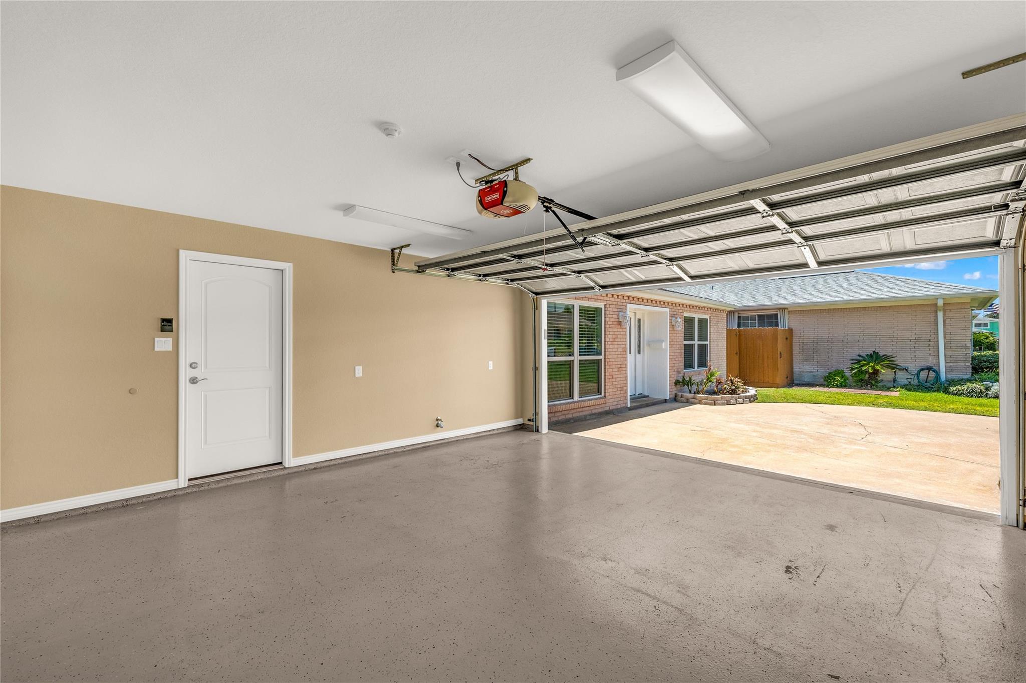 5611 Palm Circle