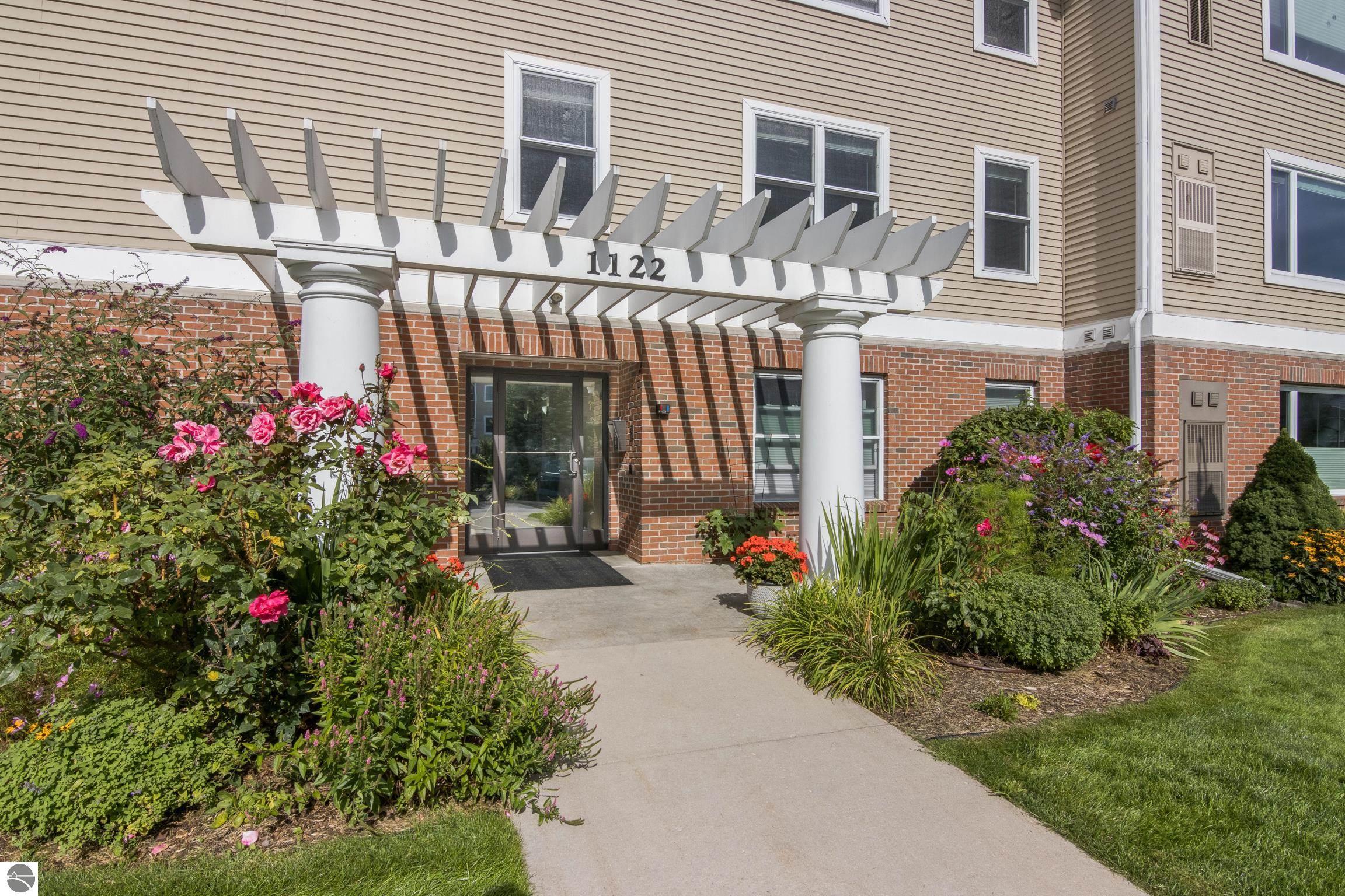 1122 Lake Ridge Drive # 201