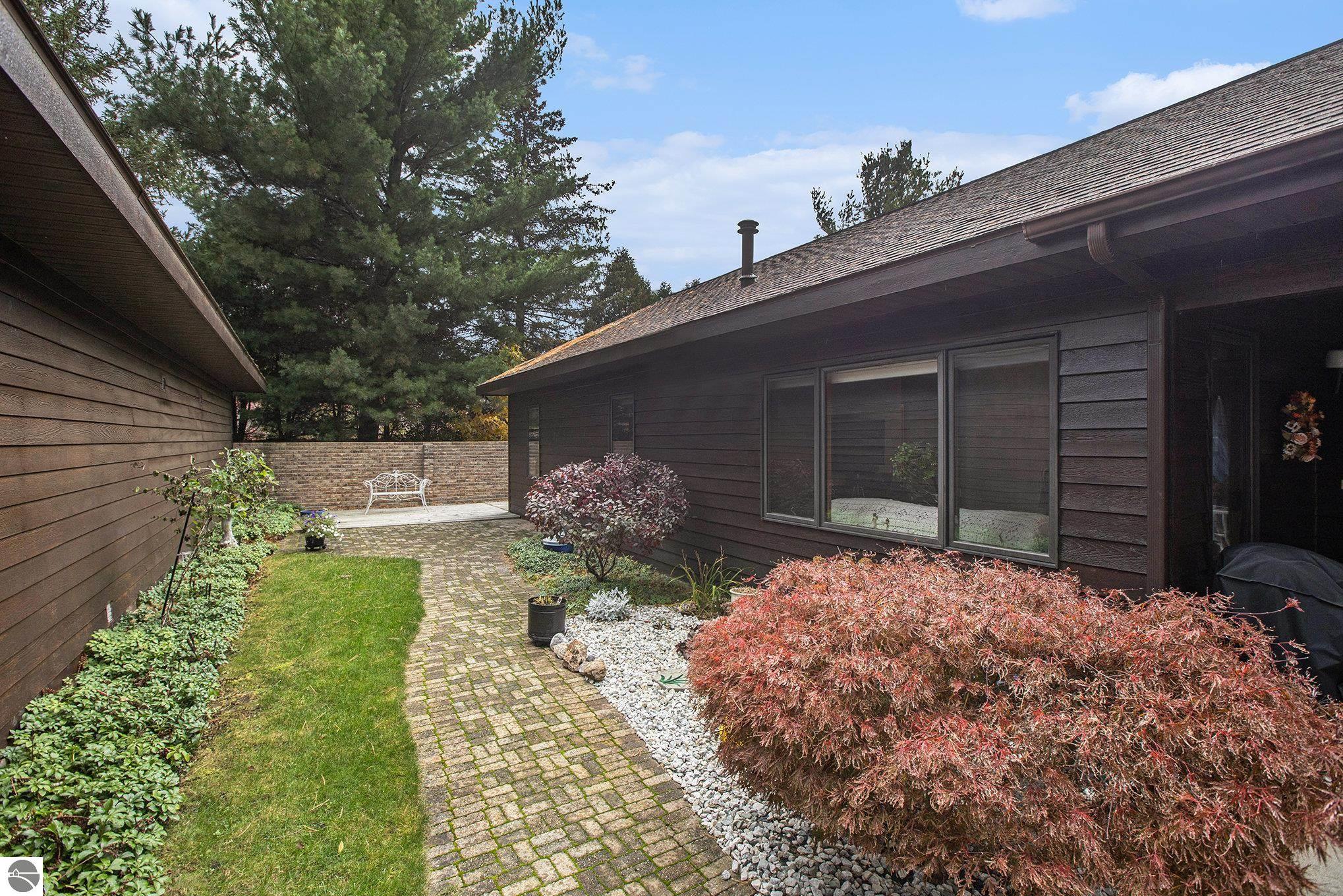 2051 Hammond Place E