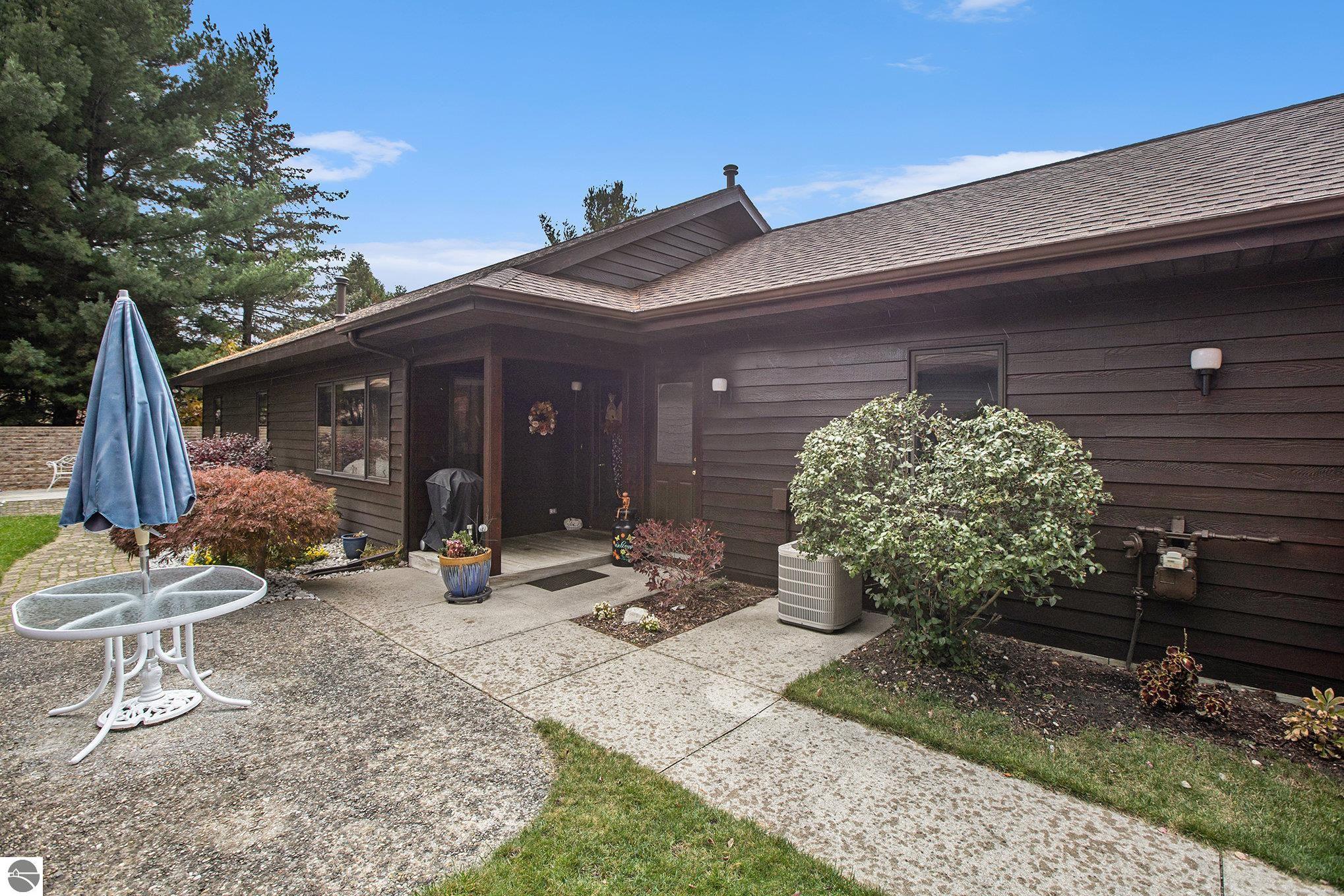 2051 Hammond Place E