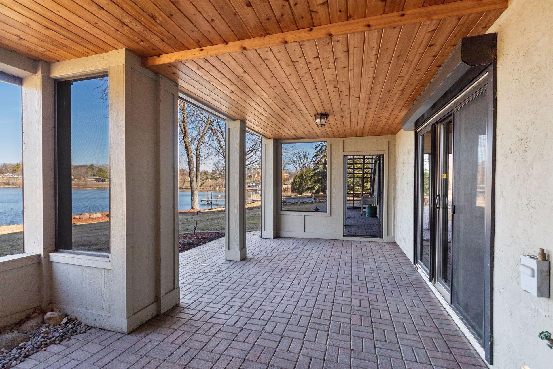 1485 Kingsview Lane N