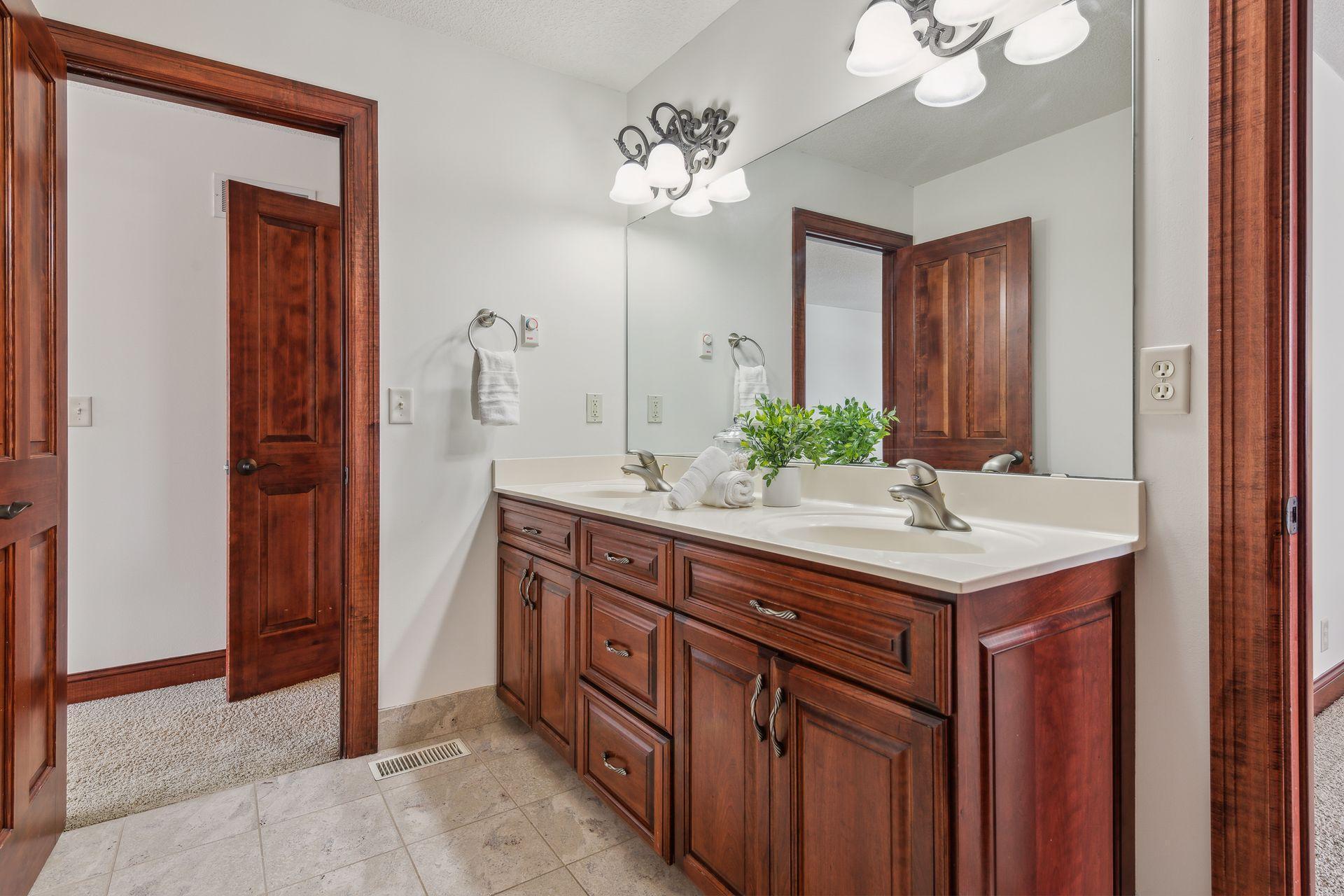 1485 Kingsview Lane N