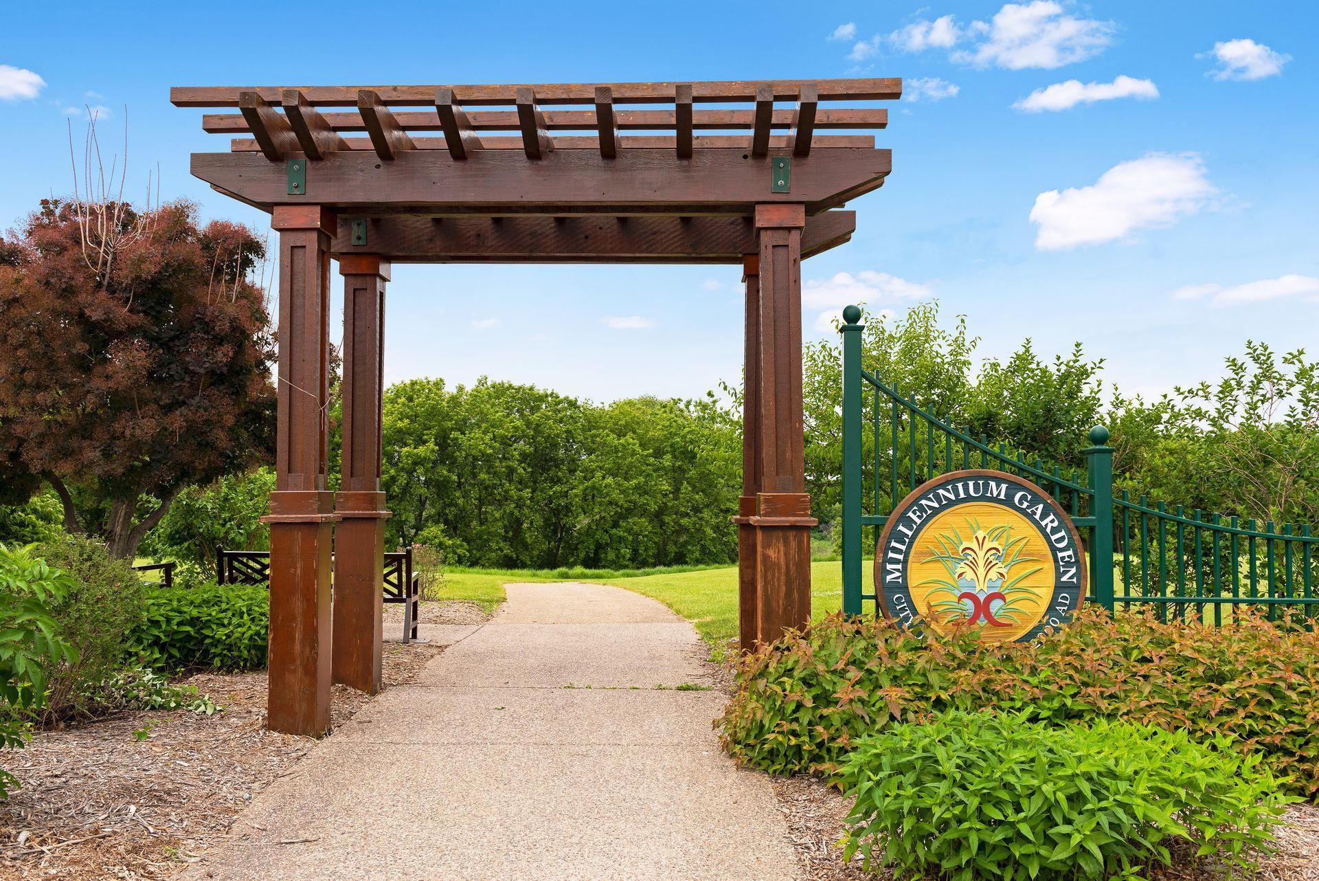 1485 Kingsview Lane N