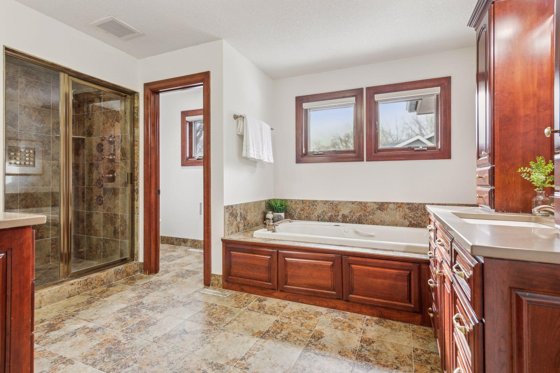 1485 Kingsview Lane N