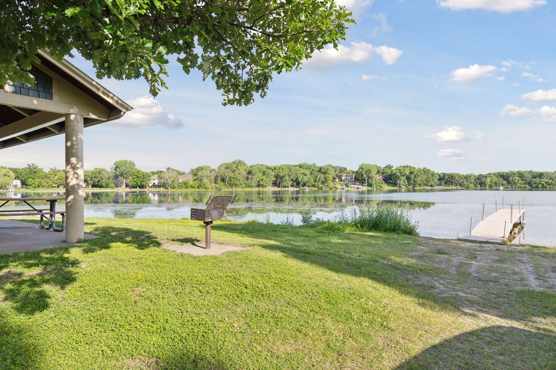 1485 Kingsview Lane N