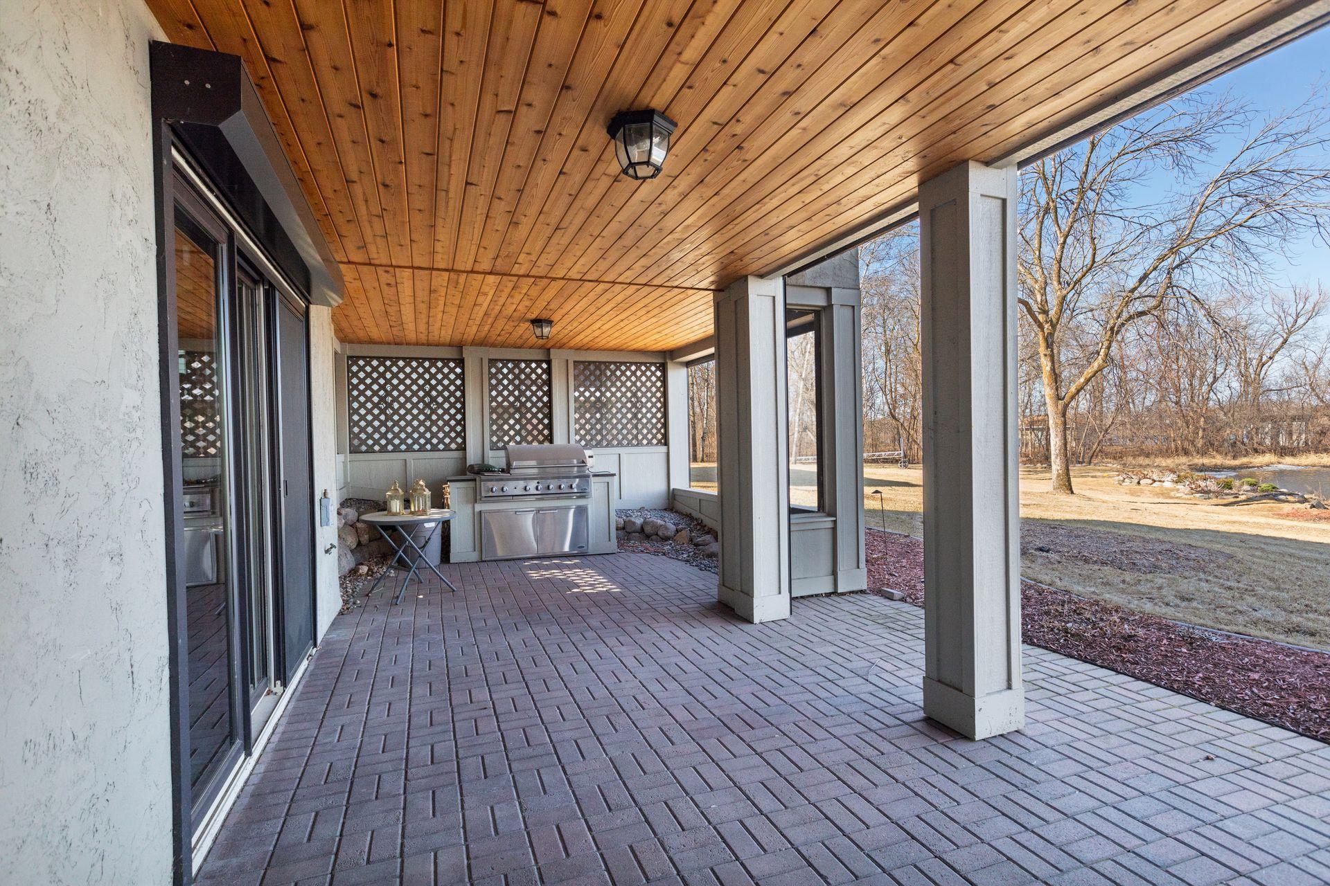 1485 Kingsview Lane N