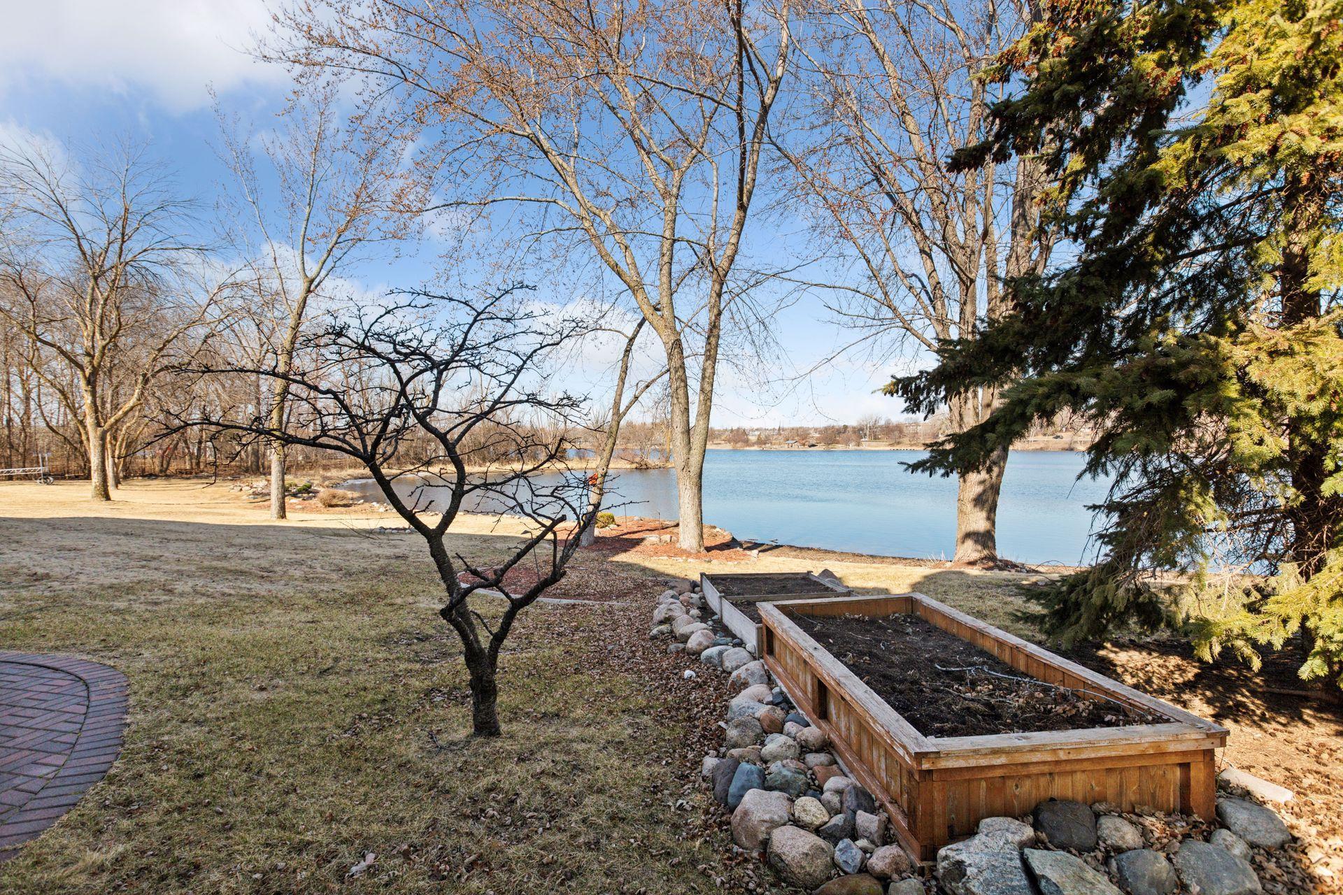 1485 Kingsview Lane N