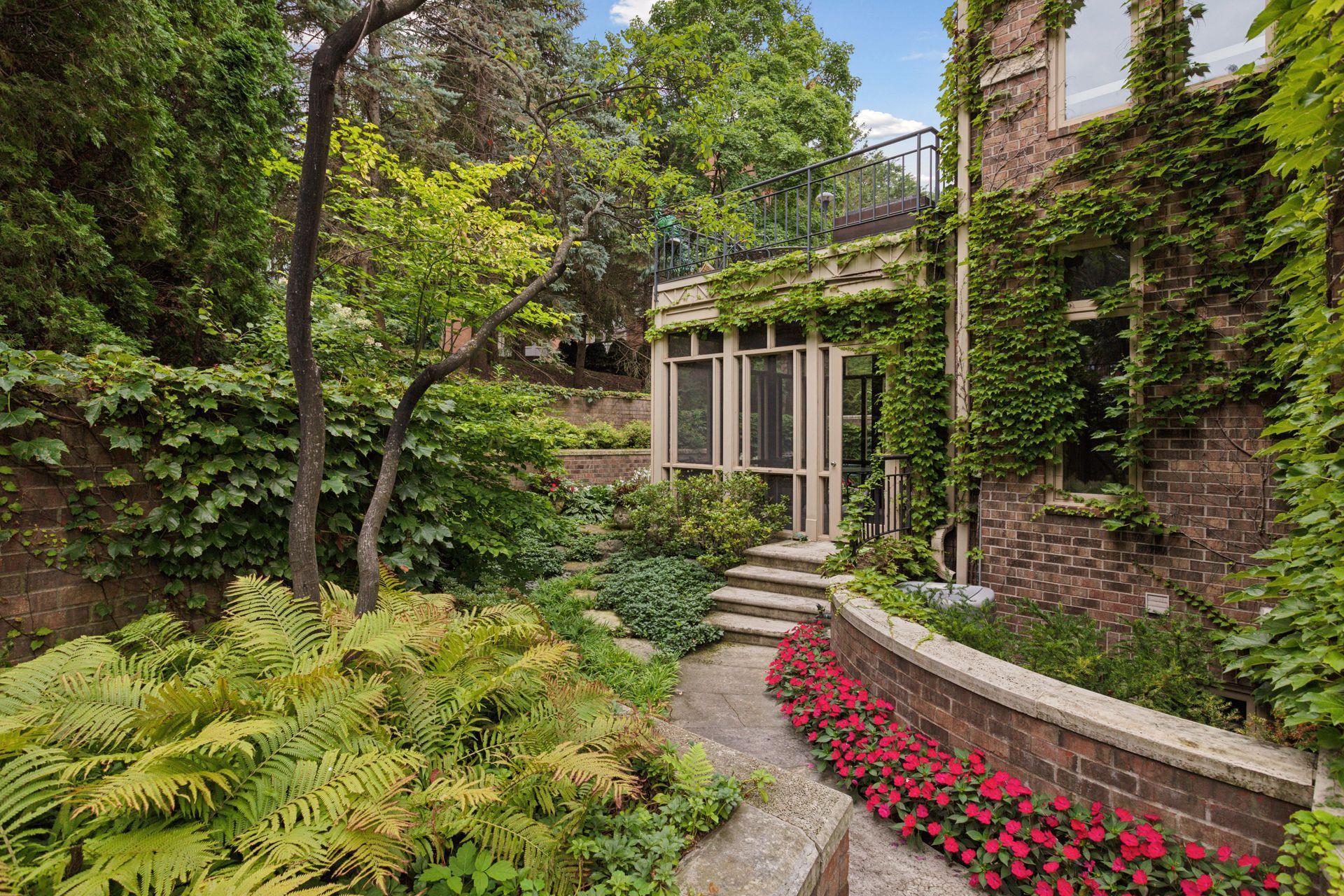 112 Groveland Terrace