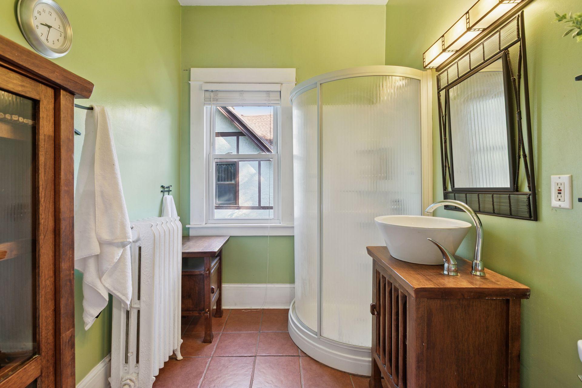 2833 Irving Avenue S