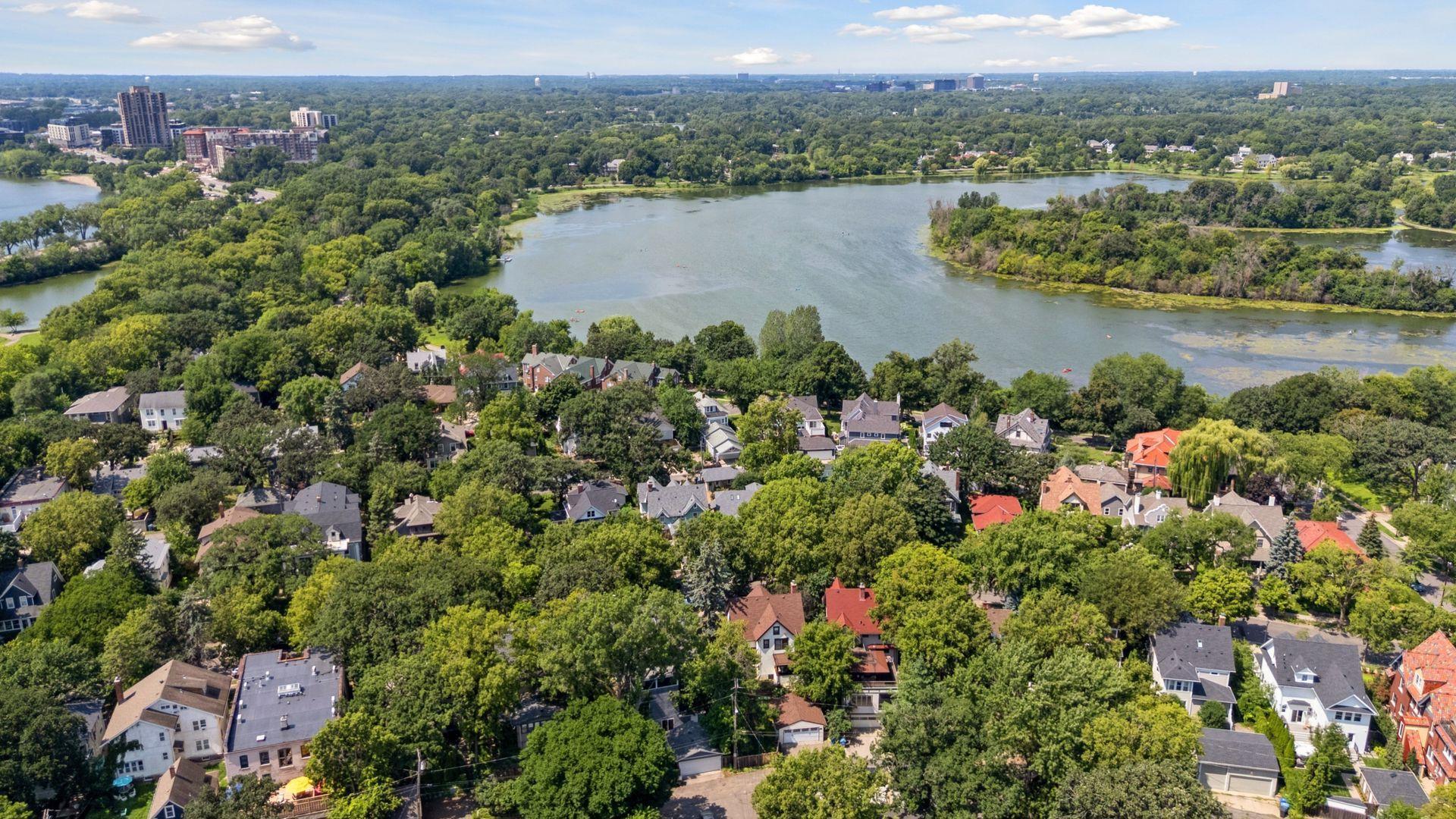 2833 Irving Avenue S