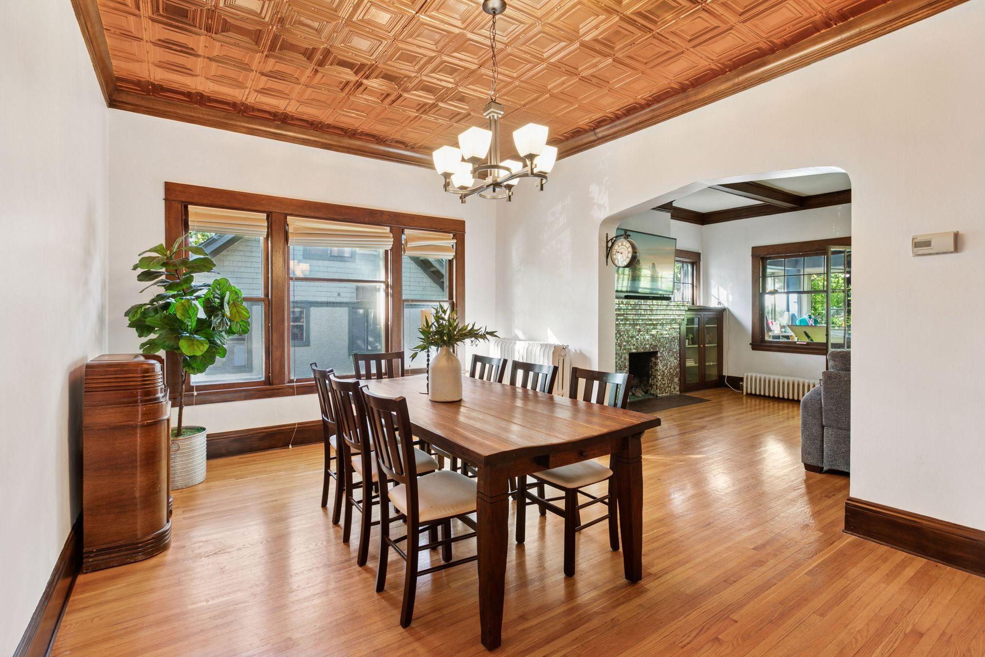 2833 Irving Avenue S