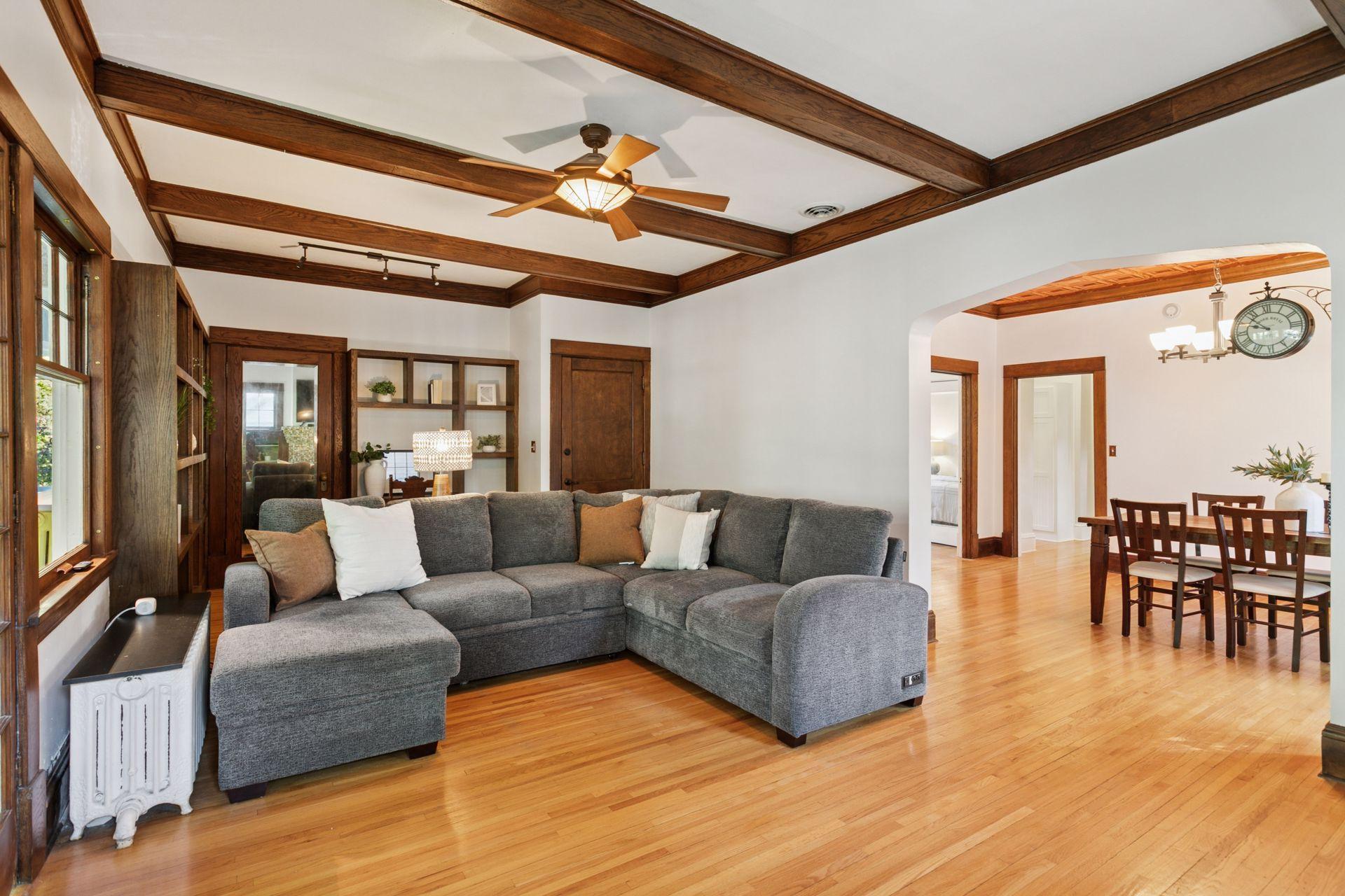 2833 Irving Avenue S