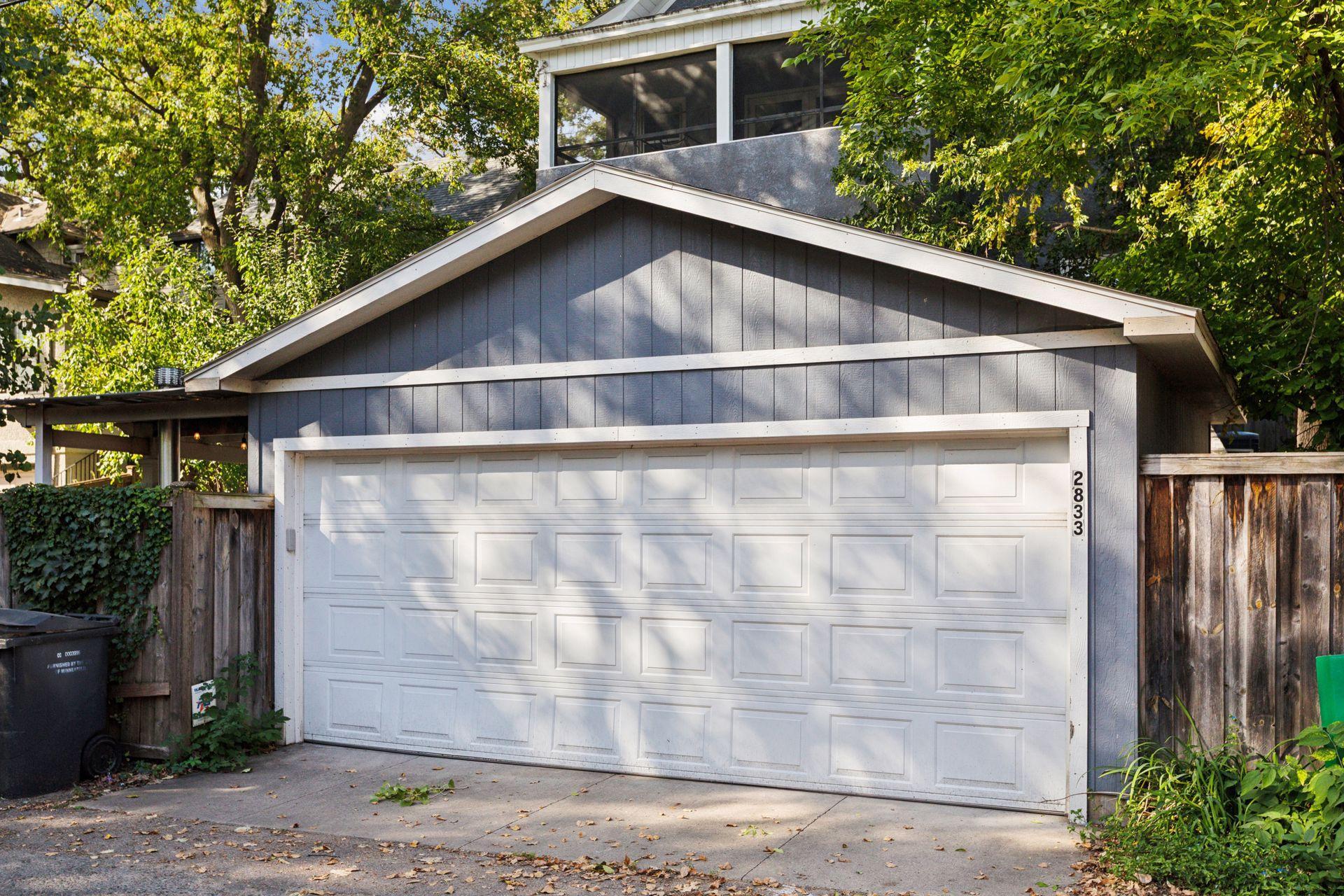 2833 Irving Avenue S