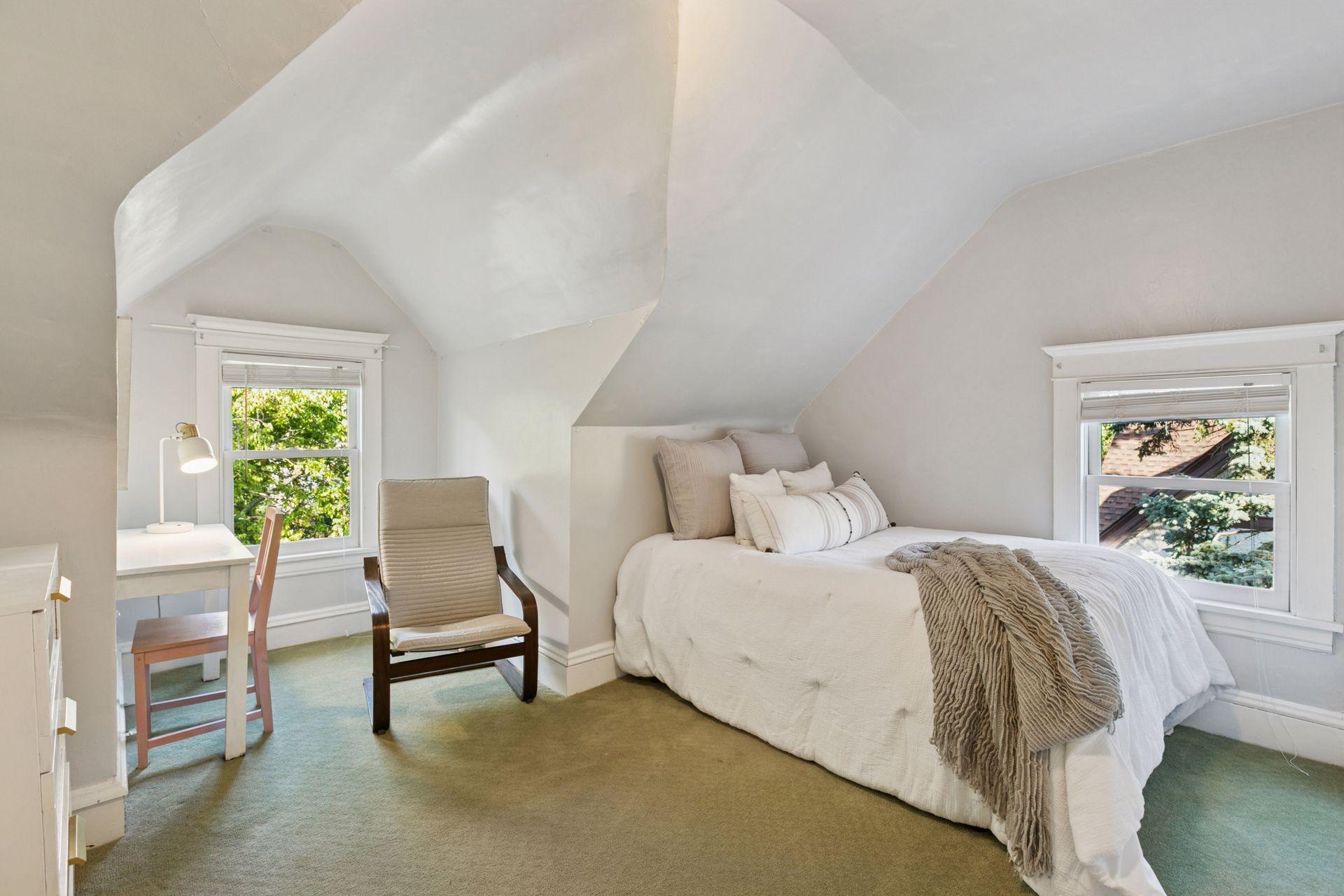 2833 Irving Avenue S