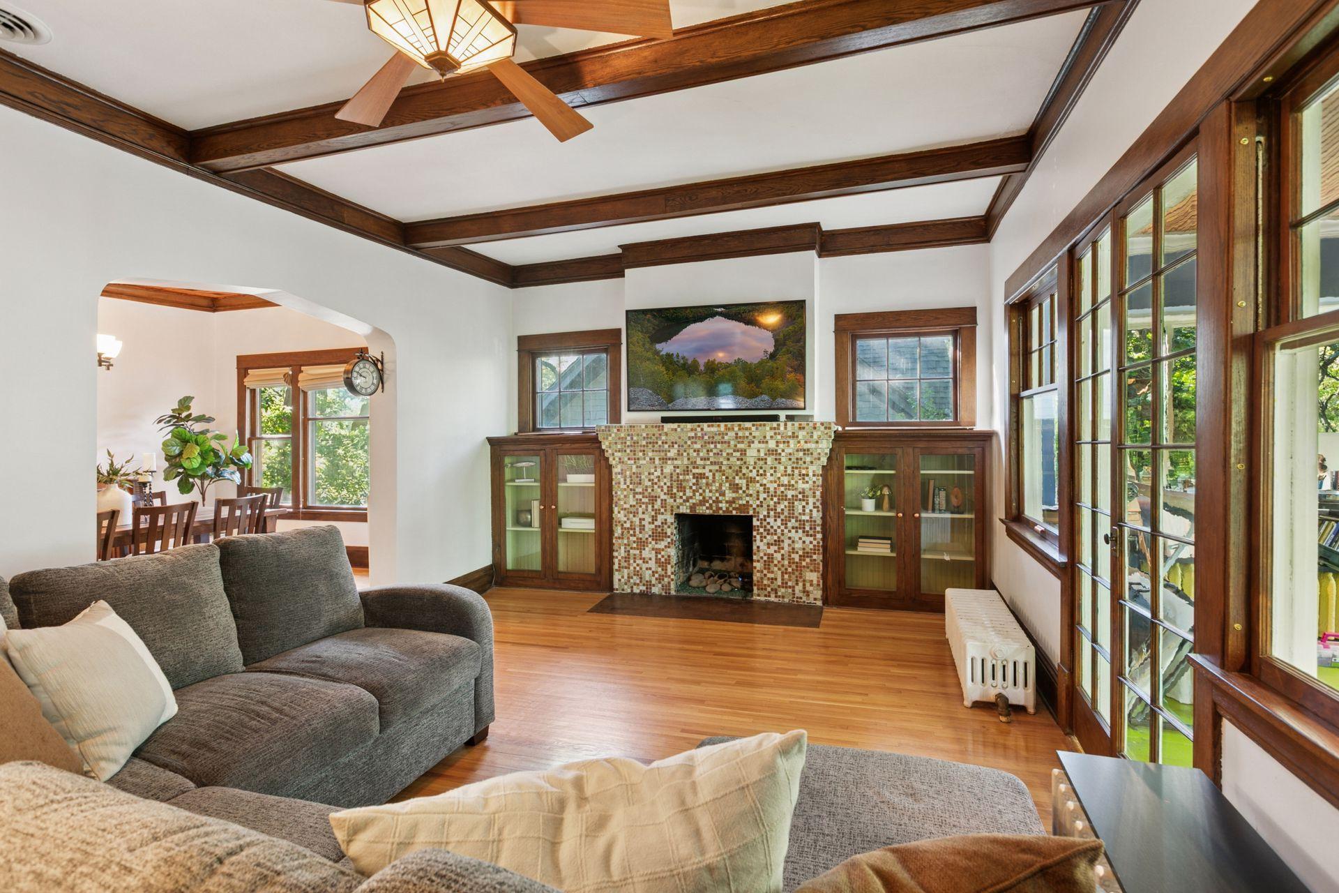 2833 Irving Avenue S