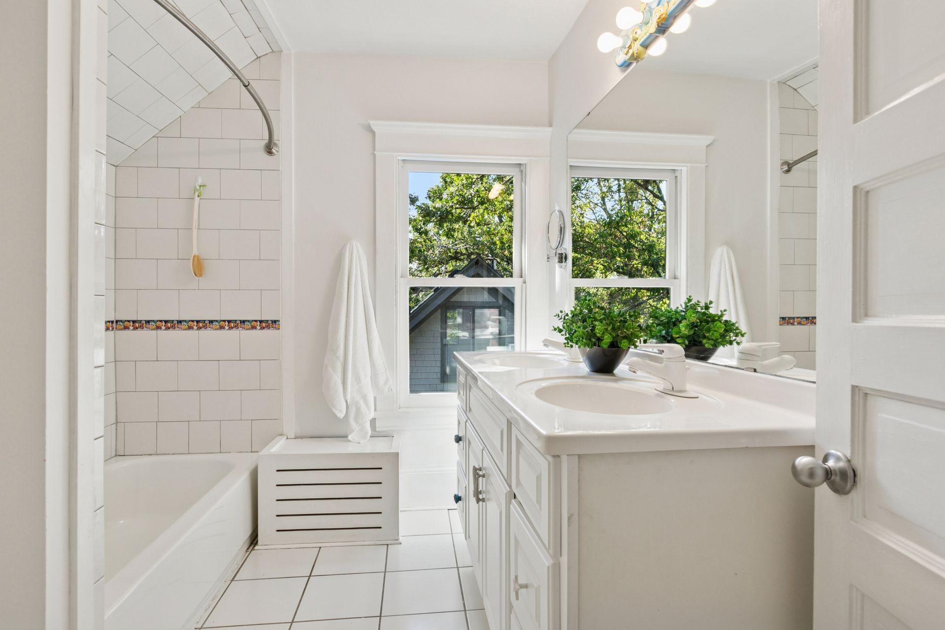 2833 Irving Avenue S