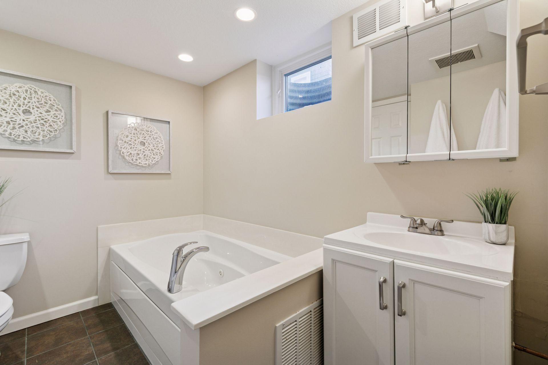 633 Saratoga Street S