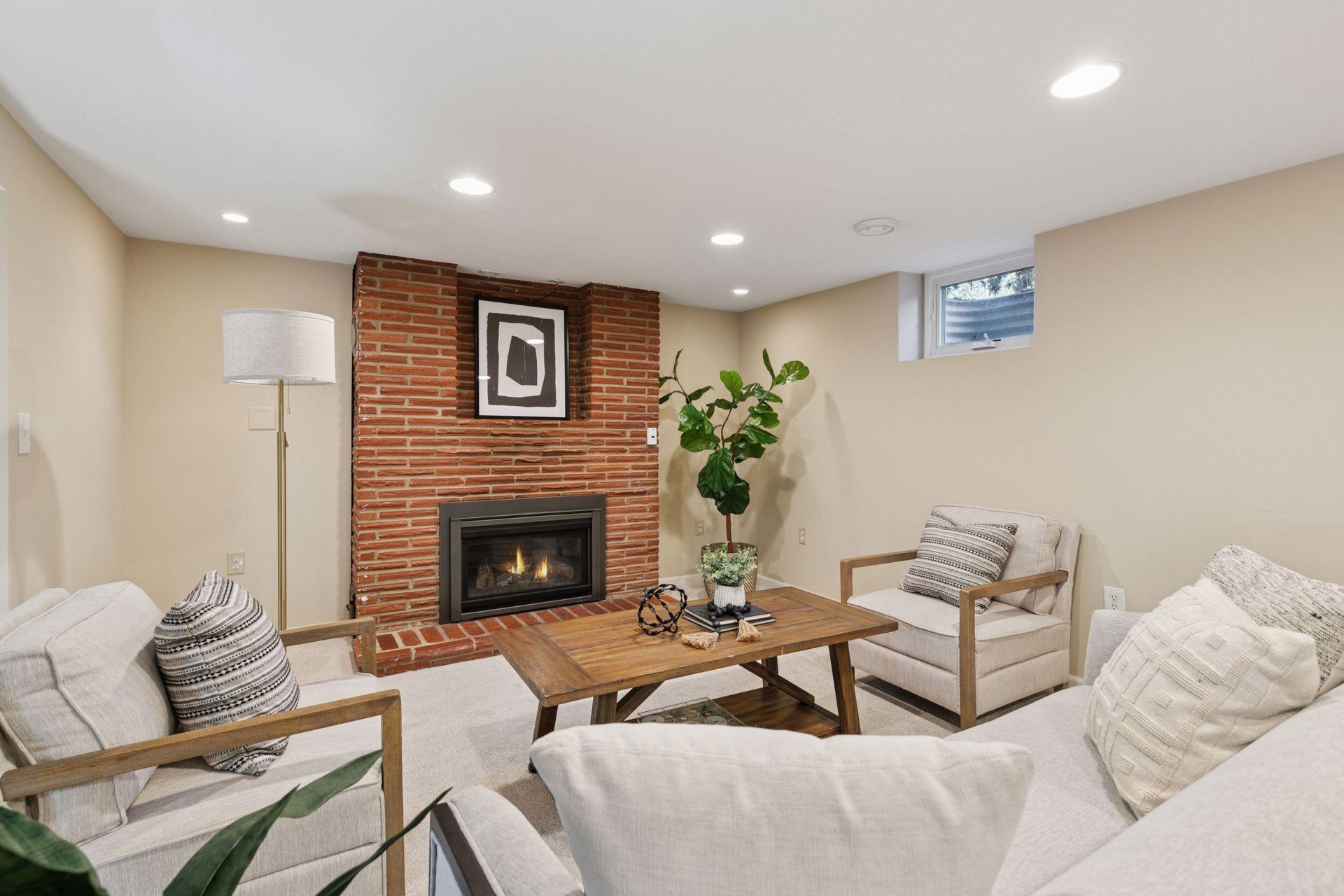 633 Saratoga Street S