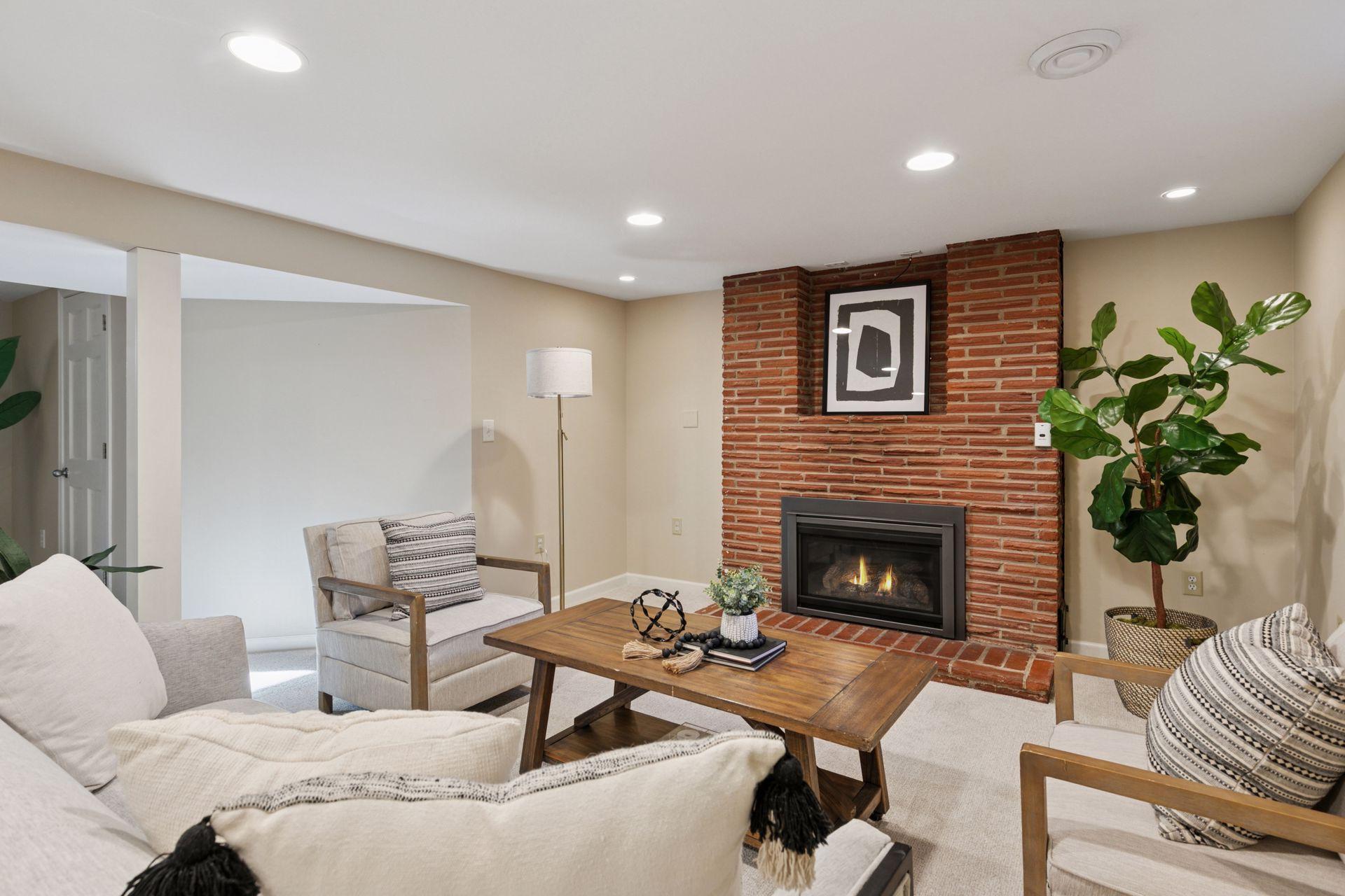 633 Saratoga Street S