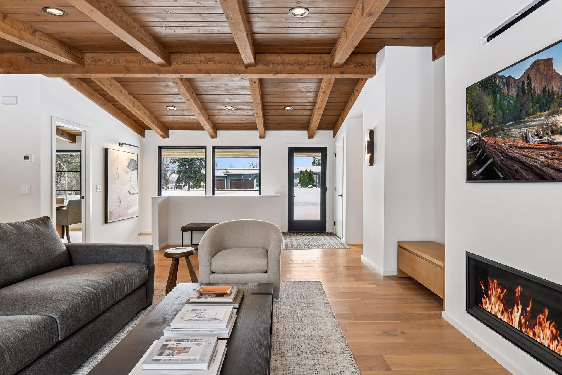 5423 Highwood Drive W