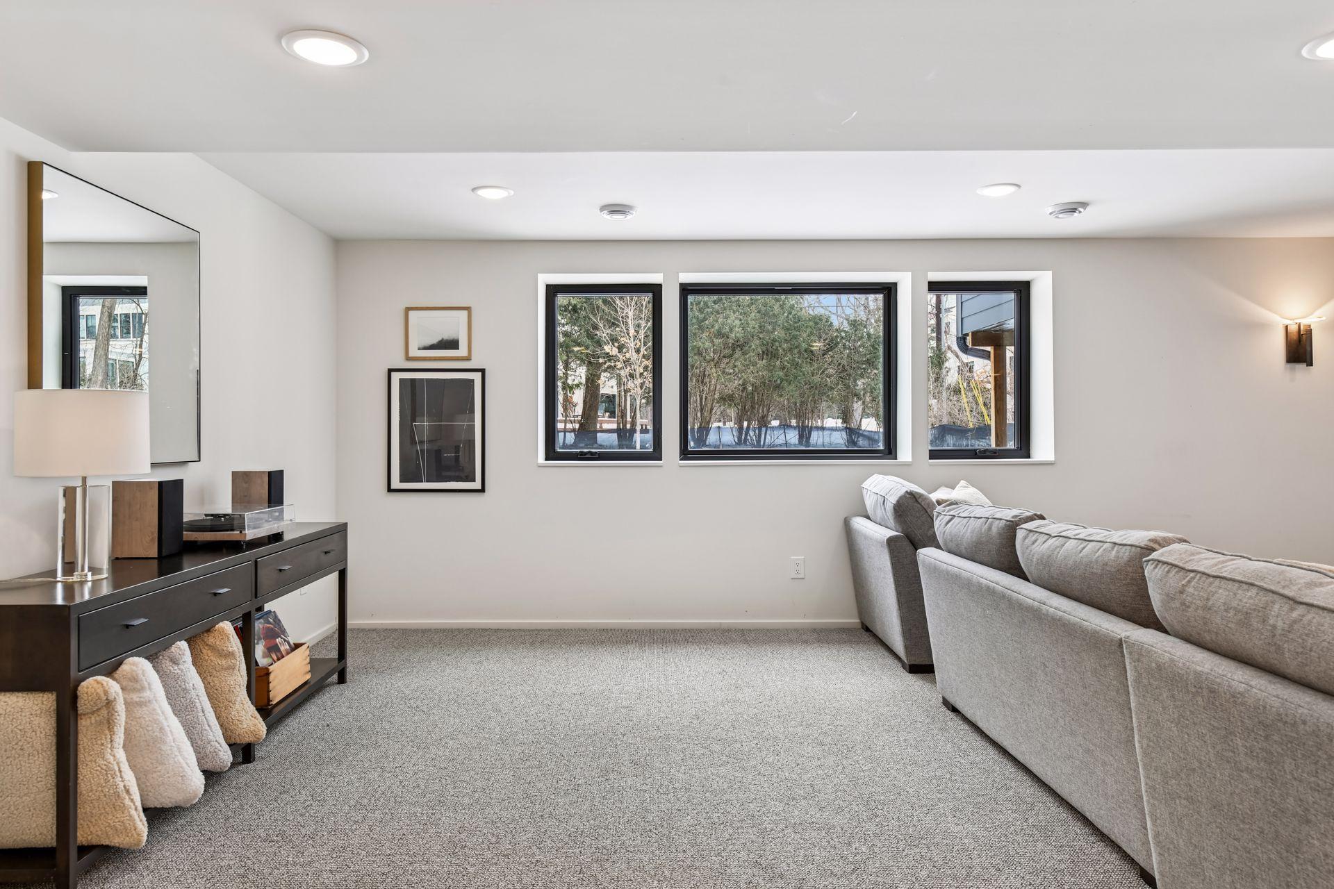 5423 Highwood Drive W