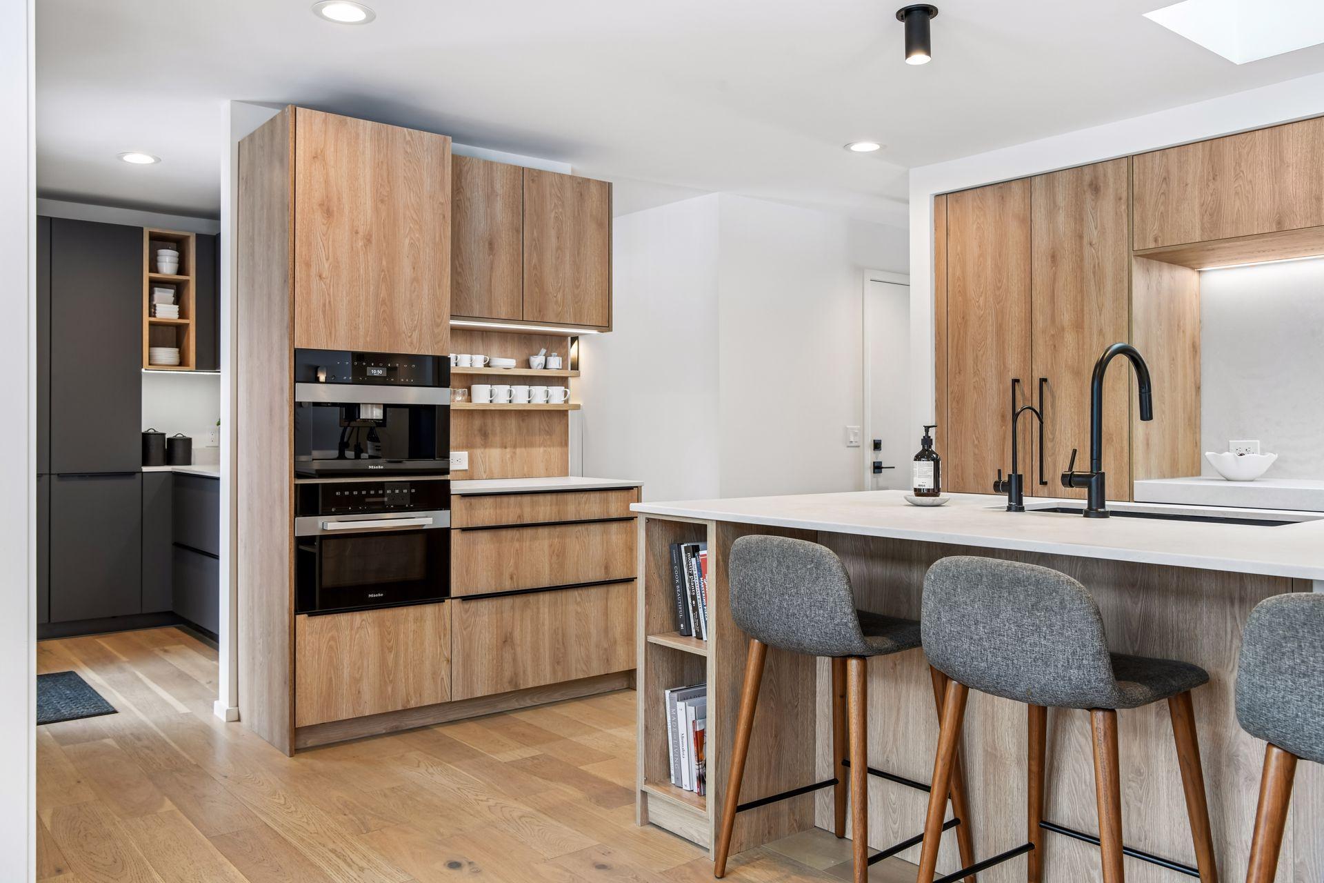 5423 Highwood Drive W