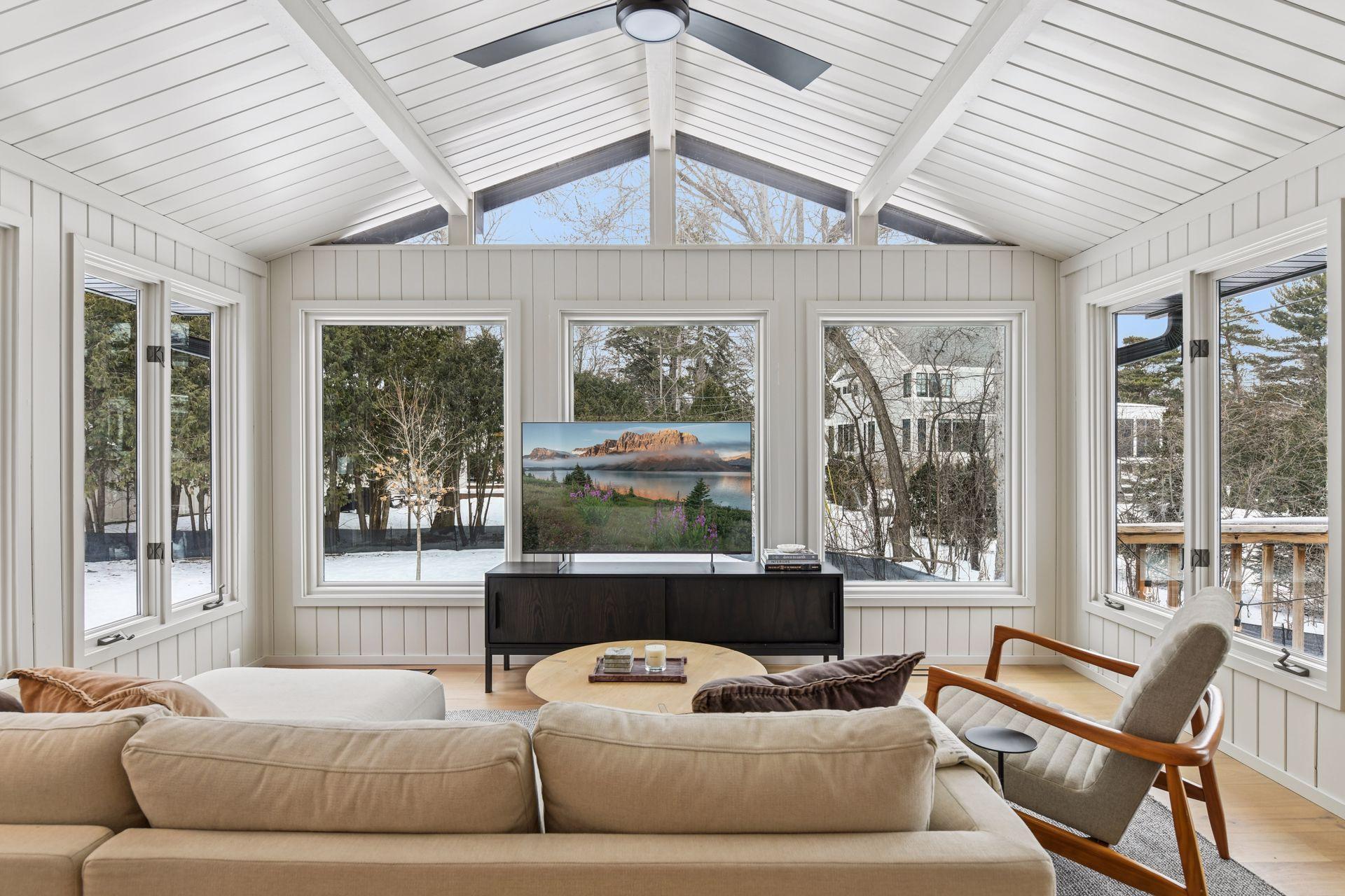 5423 Highwood Drive W