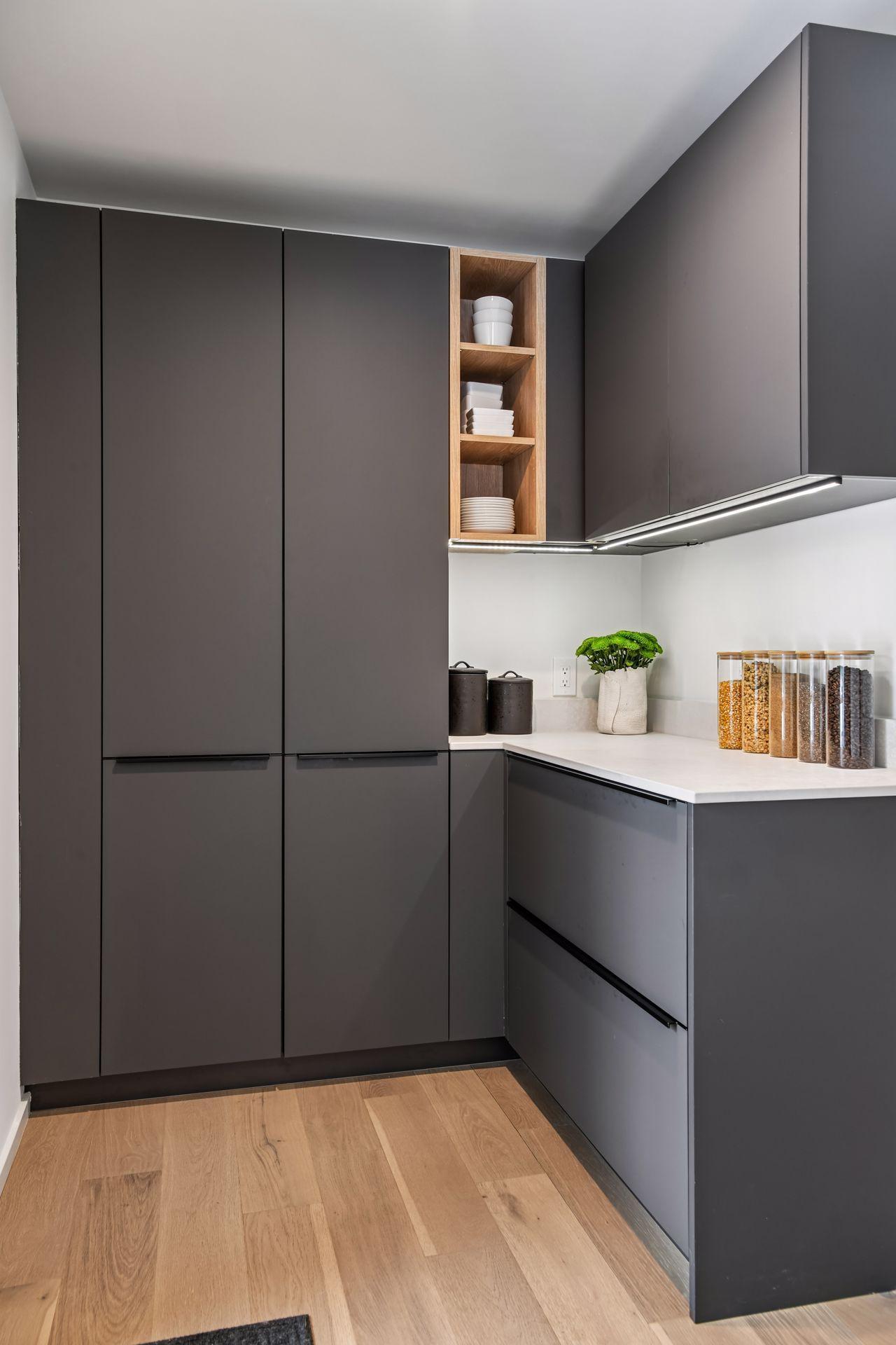 5423 Highwood Drive W