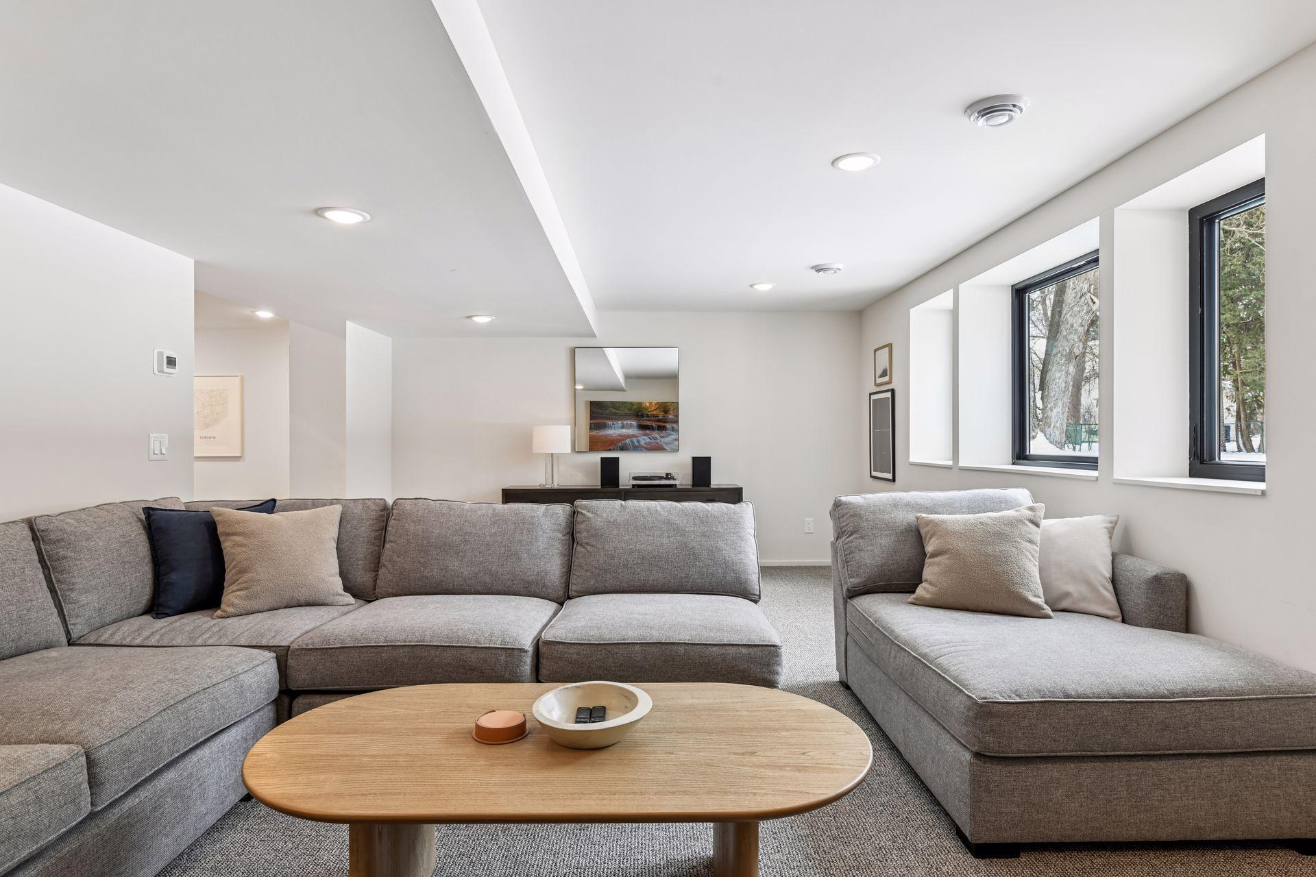 5423 Highwood Drive W