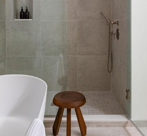 5423 Highwood Drive W