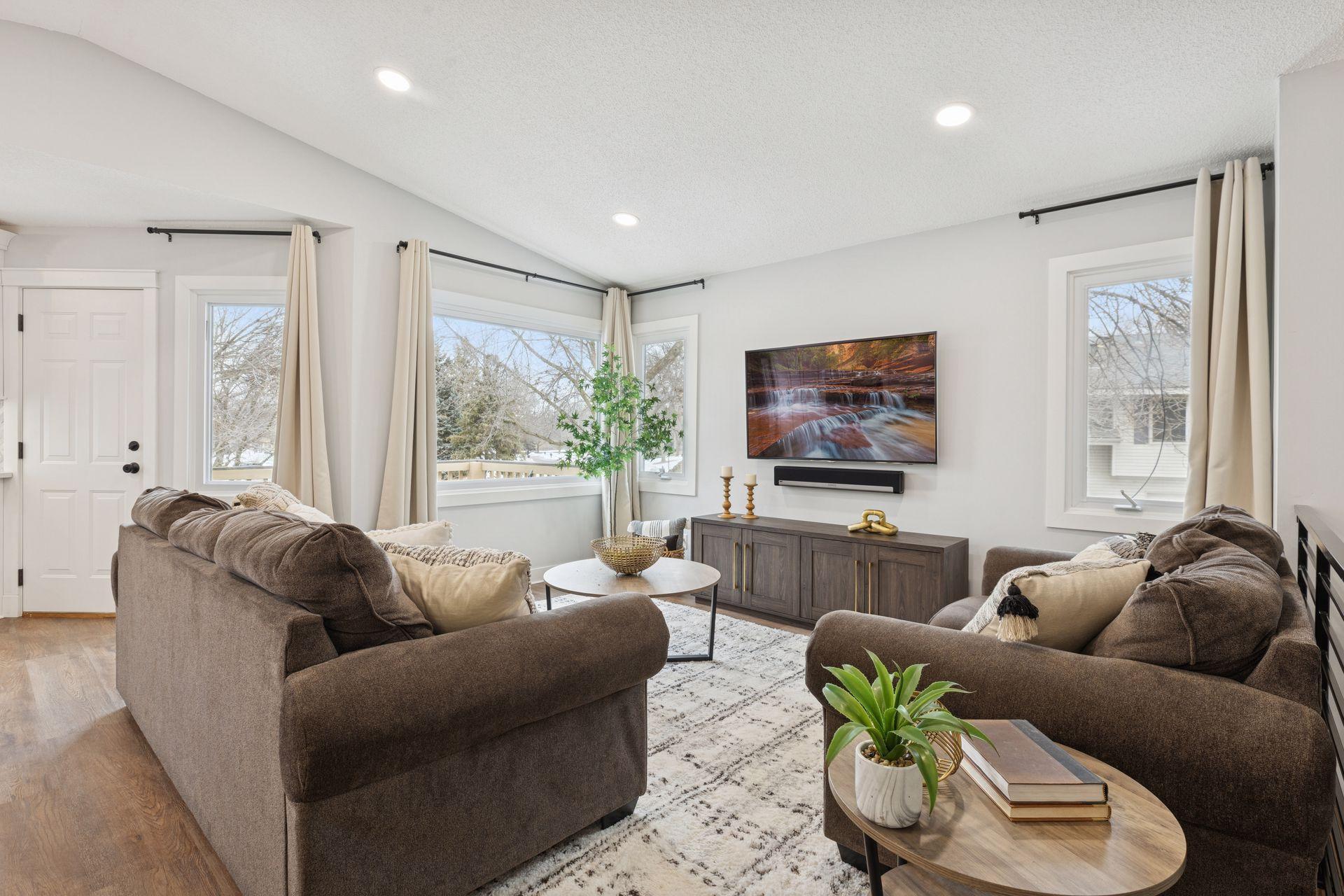 4136 Goldenrod Lane N