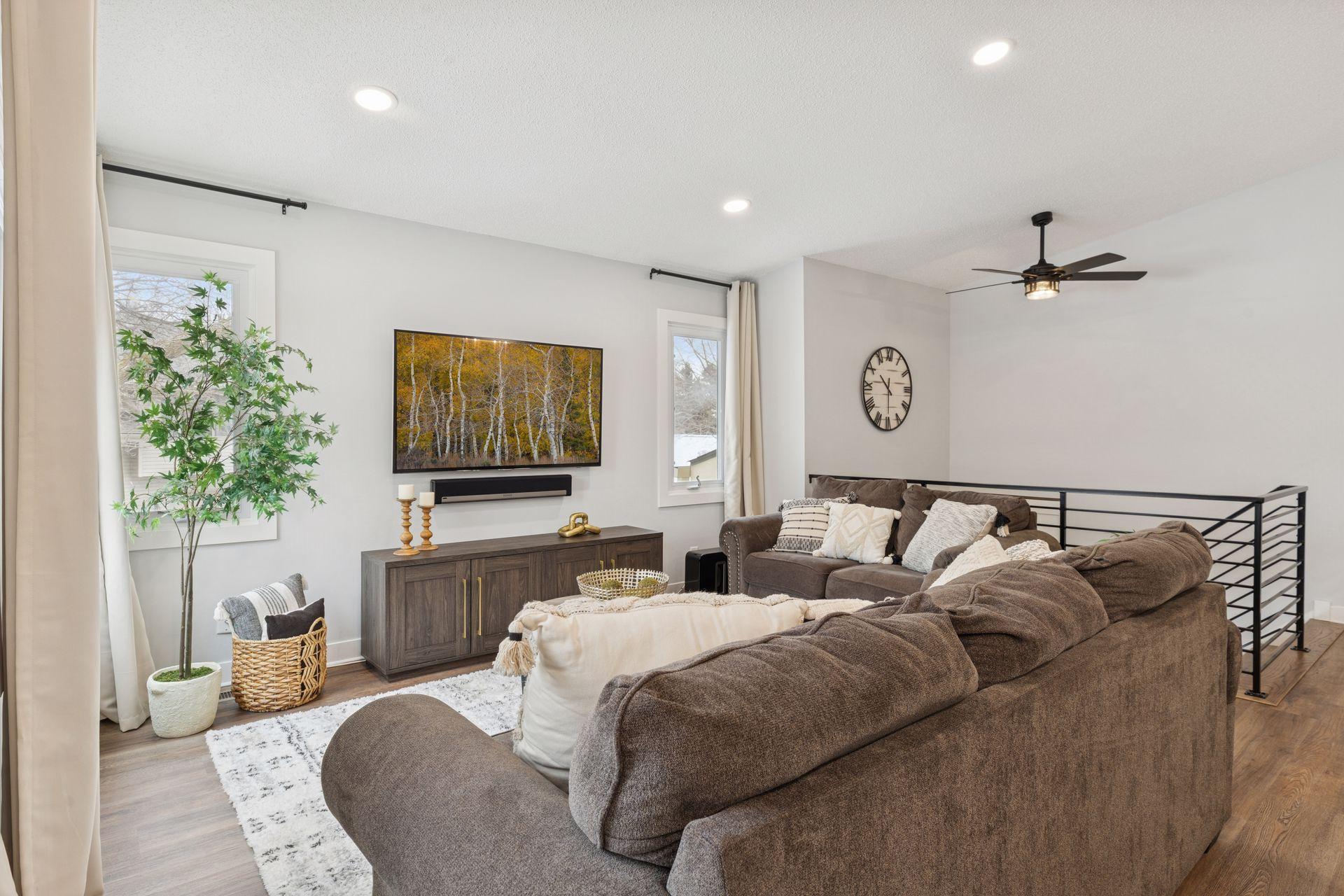 4136 Goldenrod Lane N